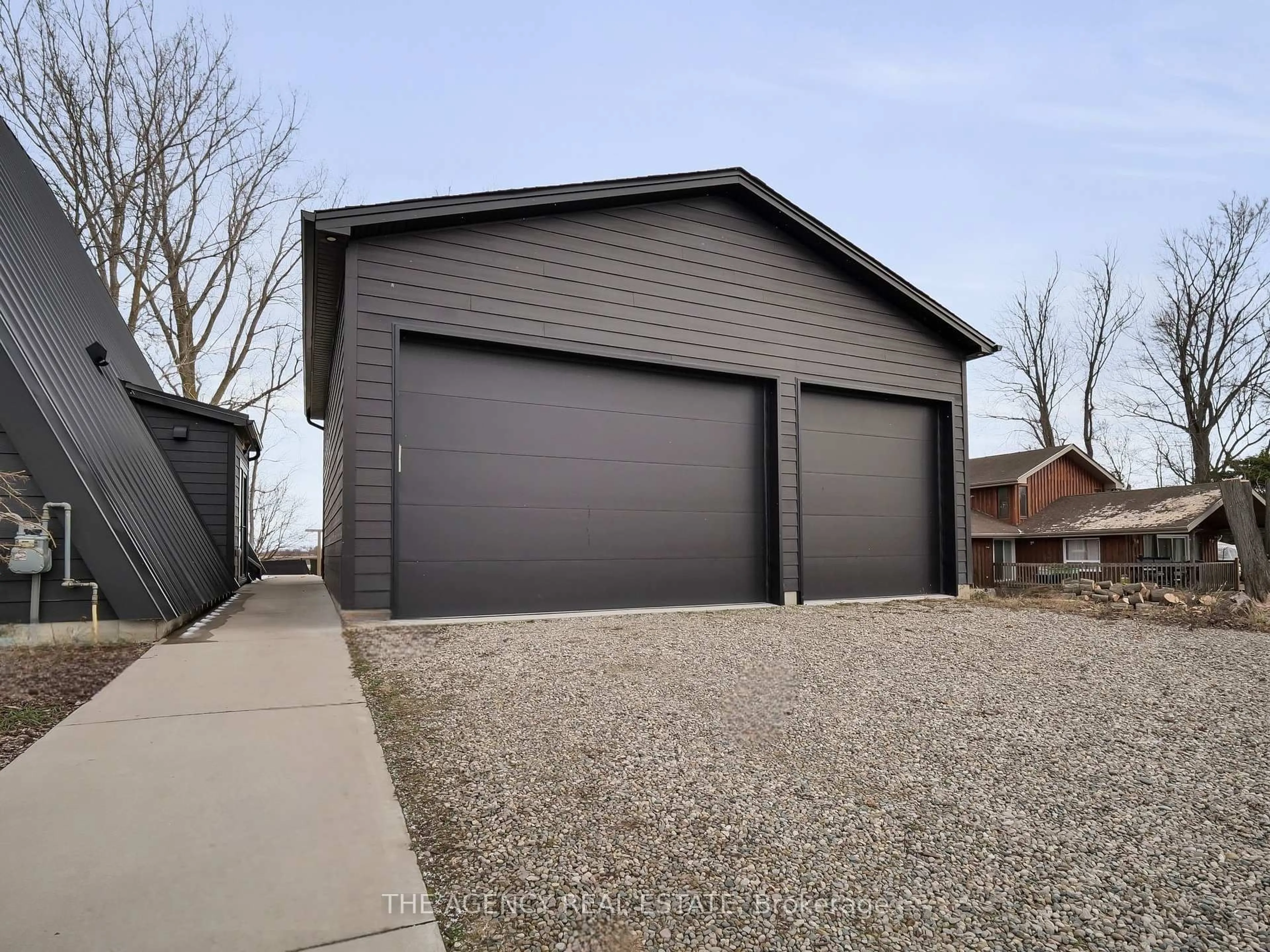 Indoor garage for 8464 Adams Crt, Lambton Shores Ontario N0M 1T0