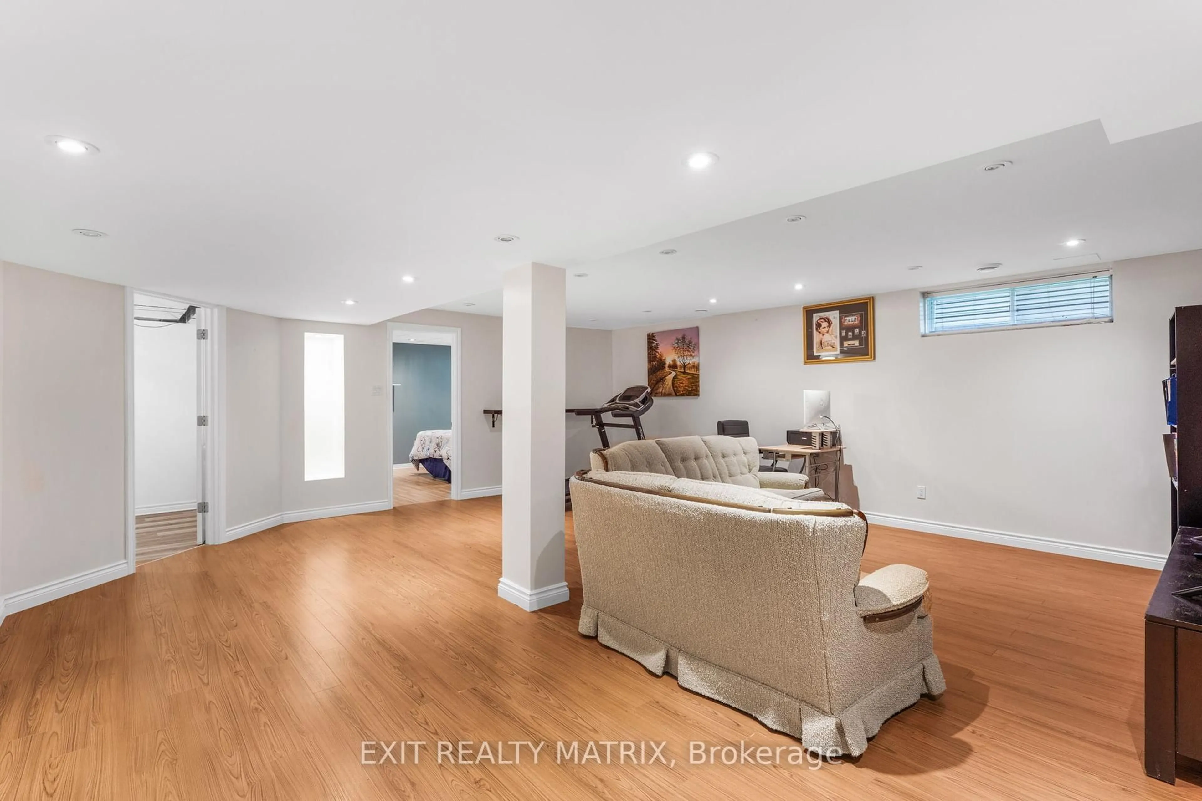 Indoor entryway for 67 Renoir Dr, Russell Ontario K0A 1W0