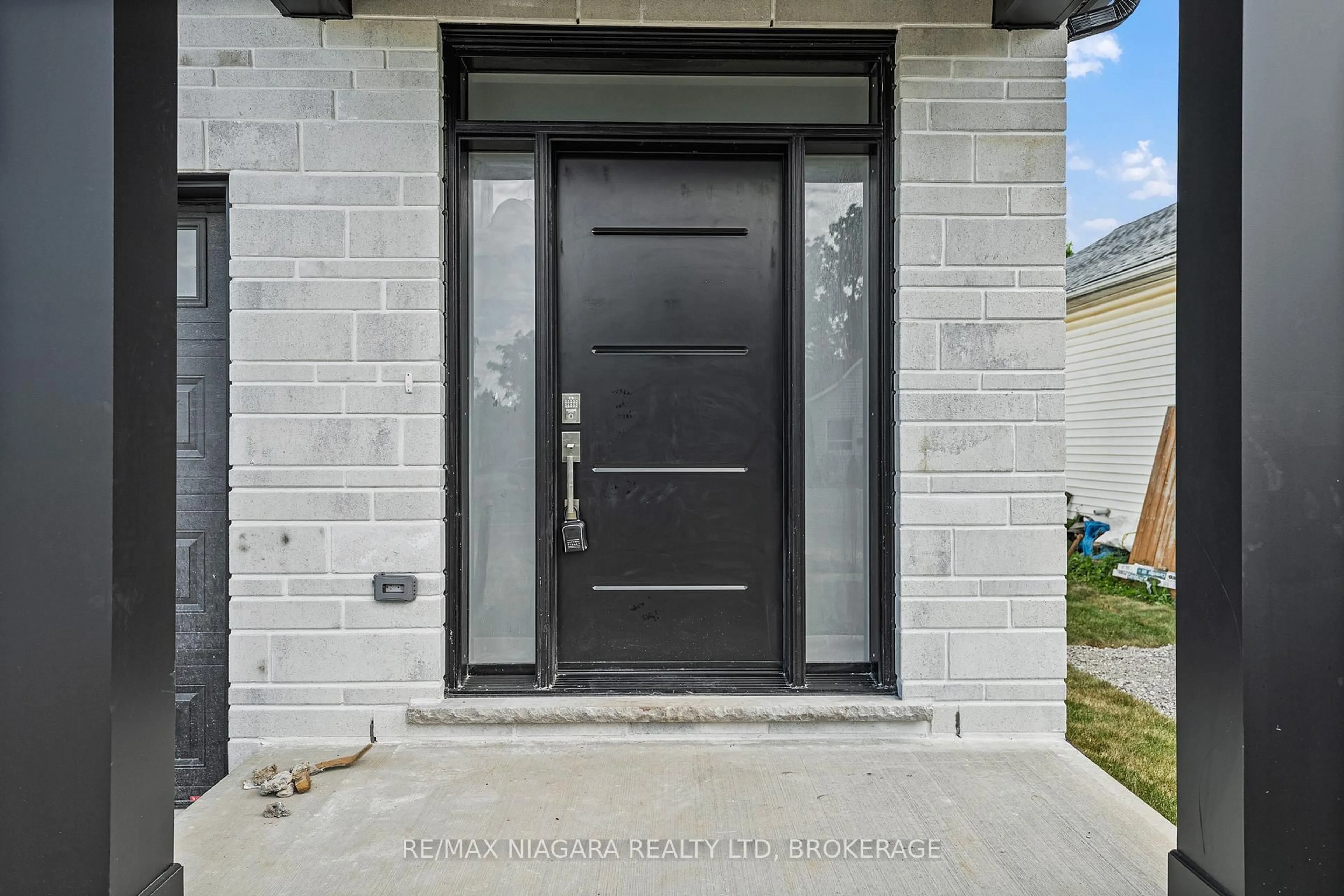 Indoor entryway for 126 Chetwood St, St. Catharines Ontario L2S 2A9