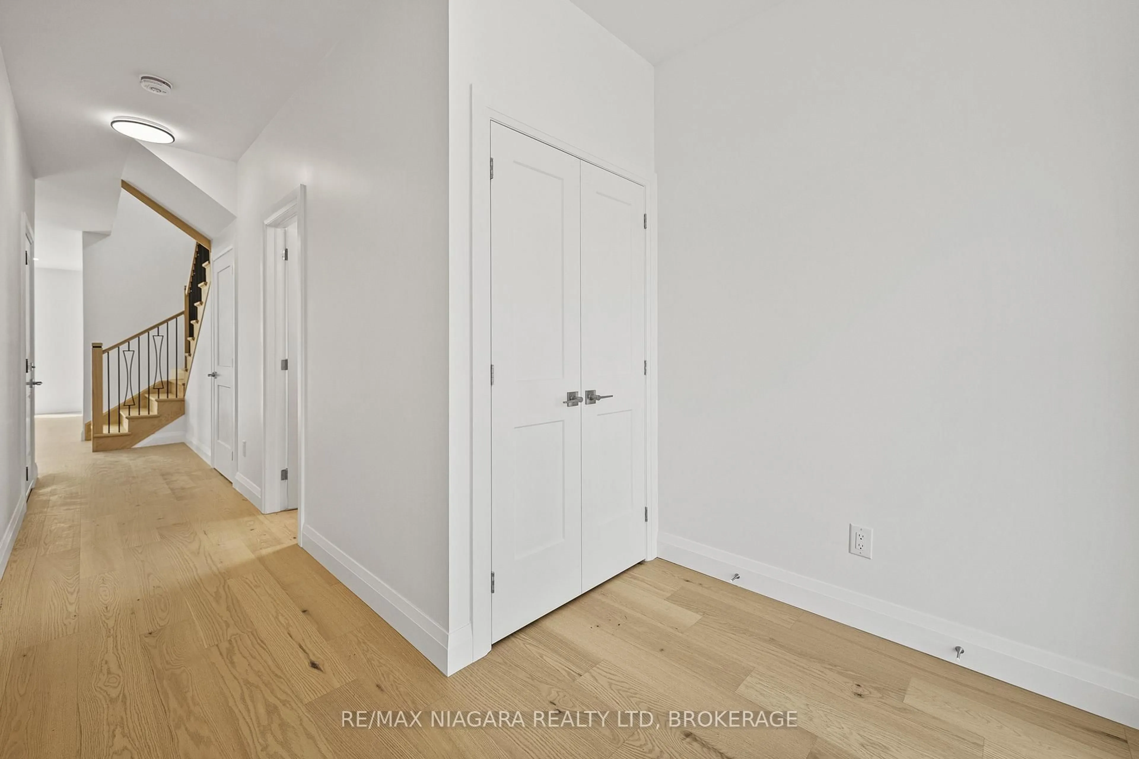Indoor entryway for 126 Chetwood St, St. Catharines Ontario L2S 2A9