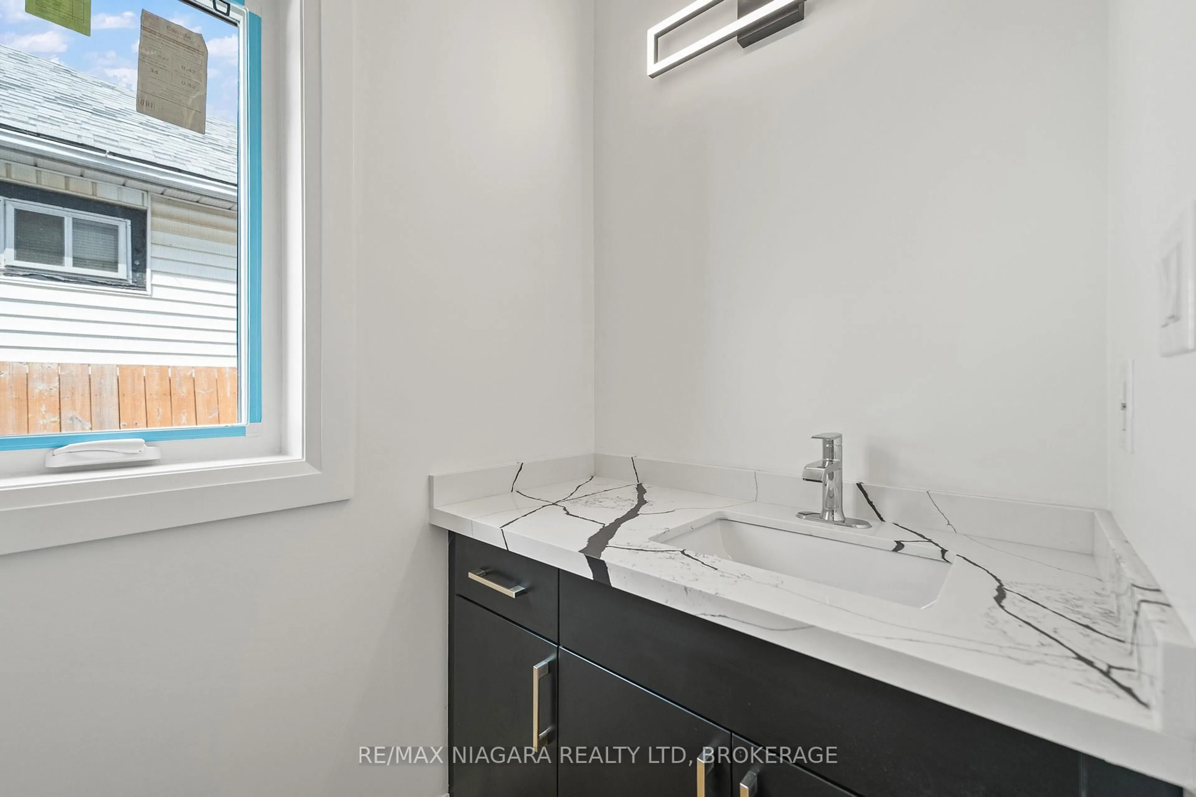 Standard bathroom, ceramic/tile floor for 126 Chetwood St, St. Catharines Ontario L2S 2A9