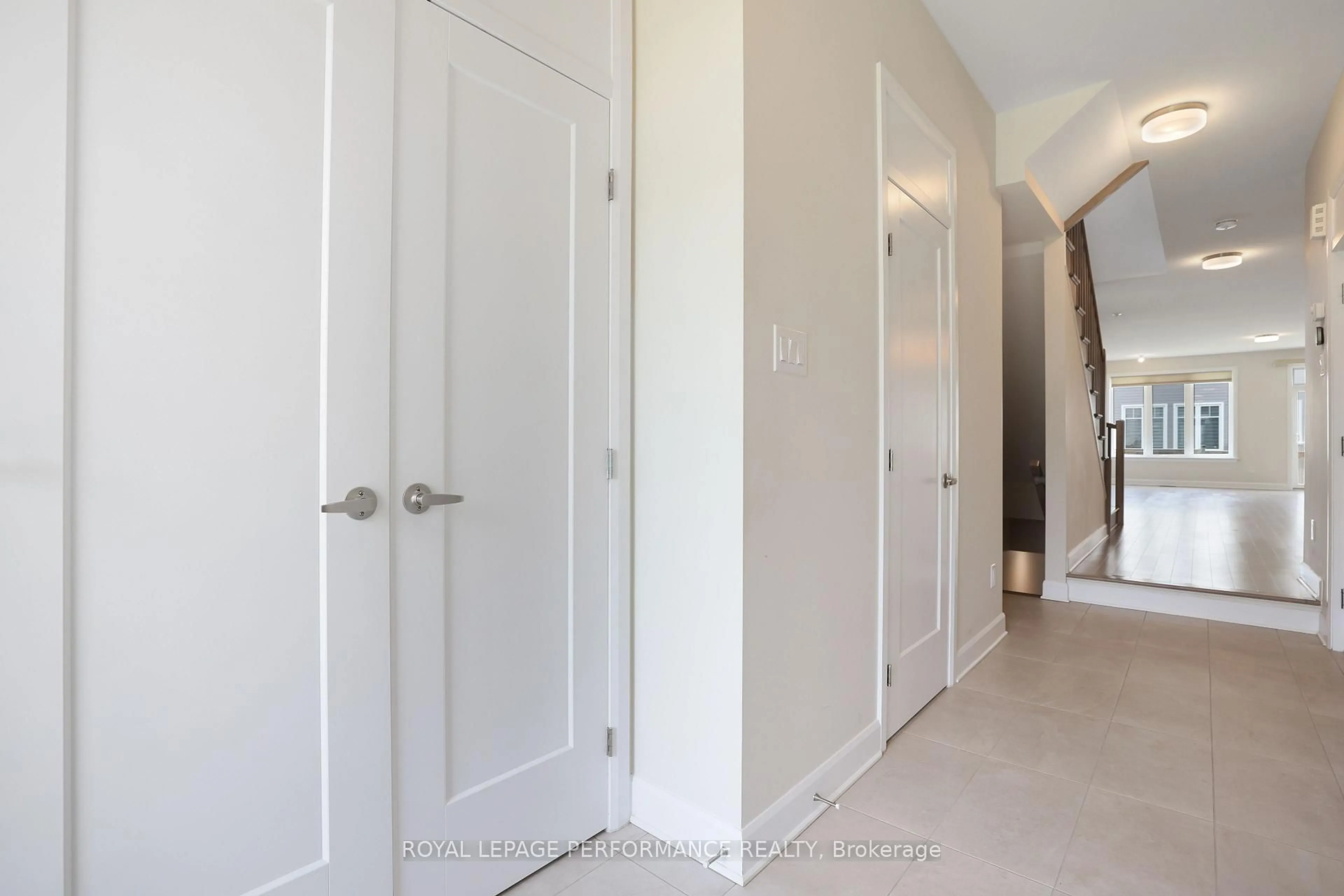 Indoor entryway for 168 Angelonia Cres, Ottawa Ontario K1T 0Y5
