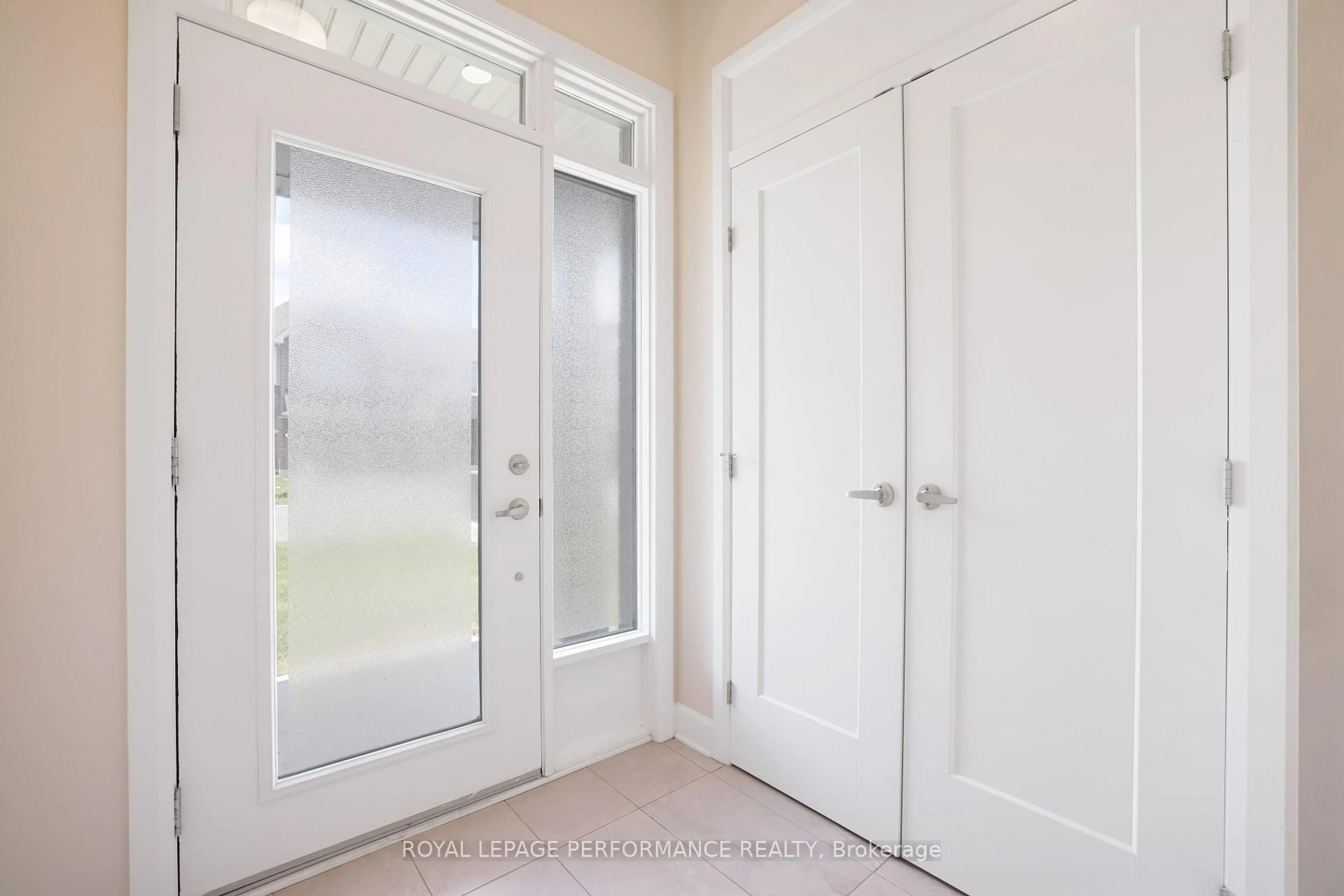 Indoor entryway for 168 Angelonia Cres, Ottawa Ontario K1T 0Y5