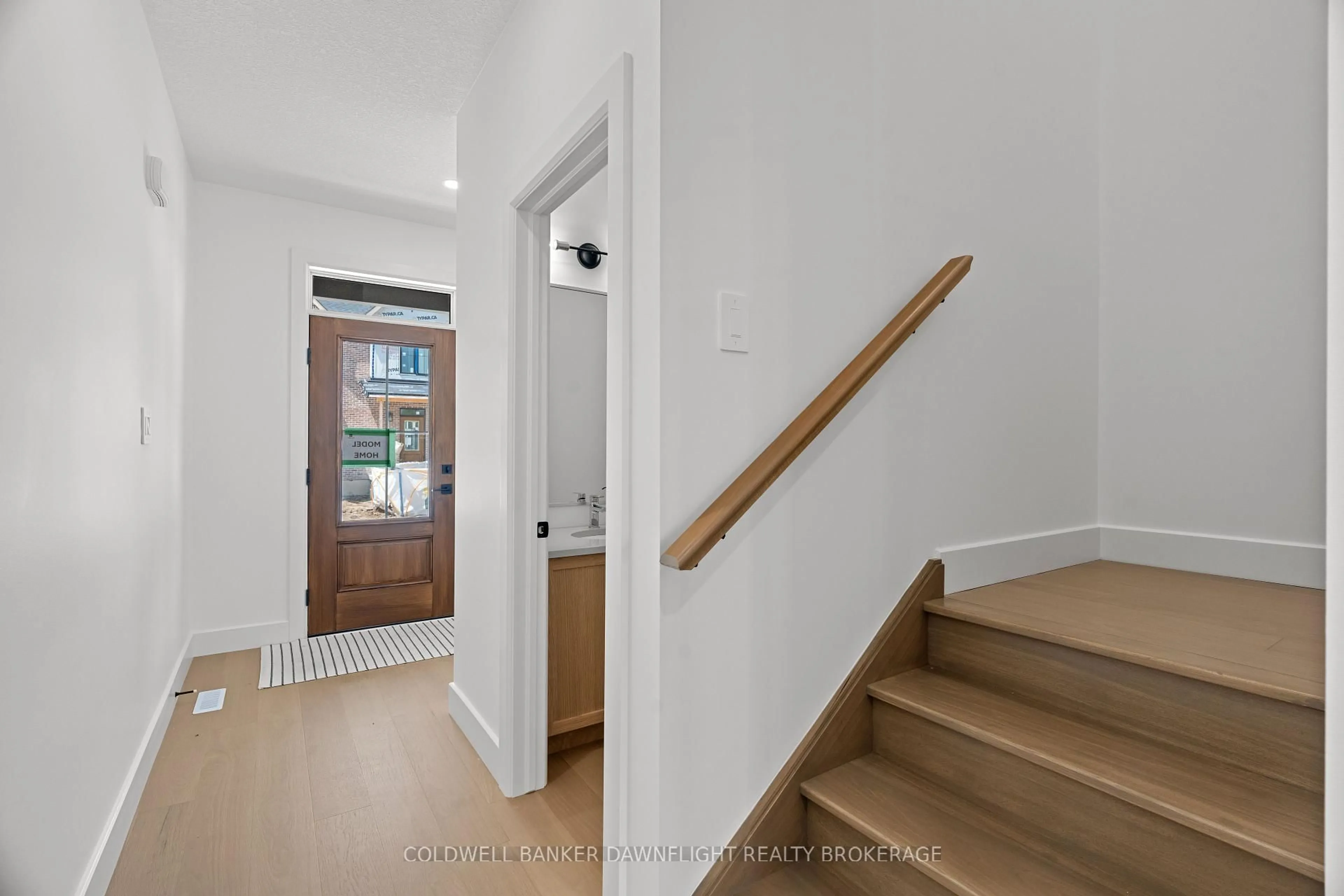 Indoor entryway for 147 Scotts Dr #27, Lucan Biddulph Ontario N0M 2J0