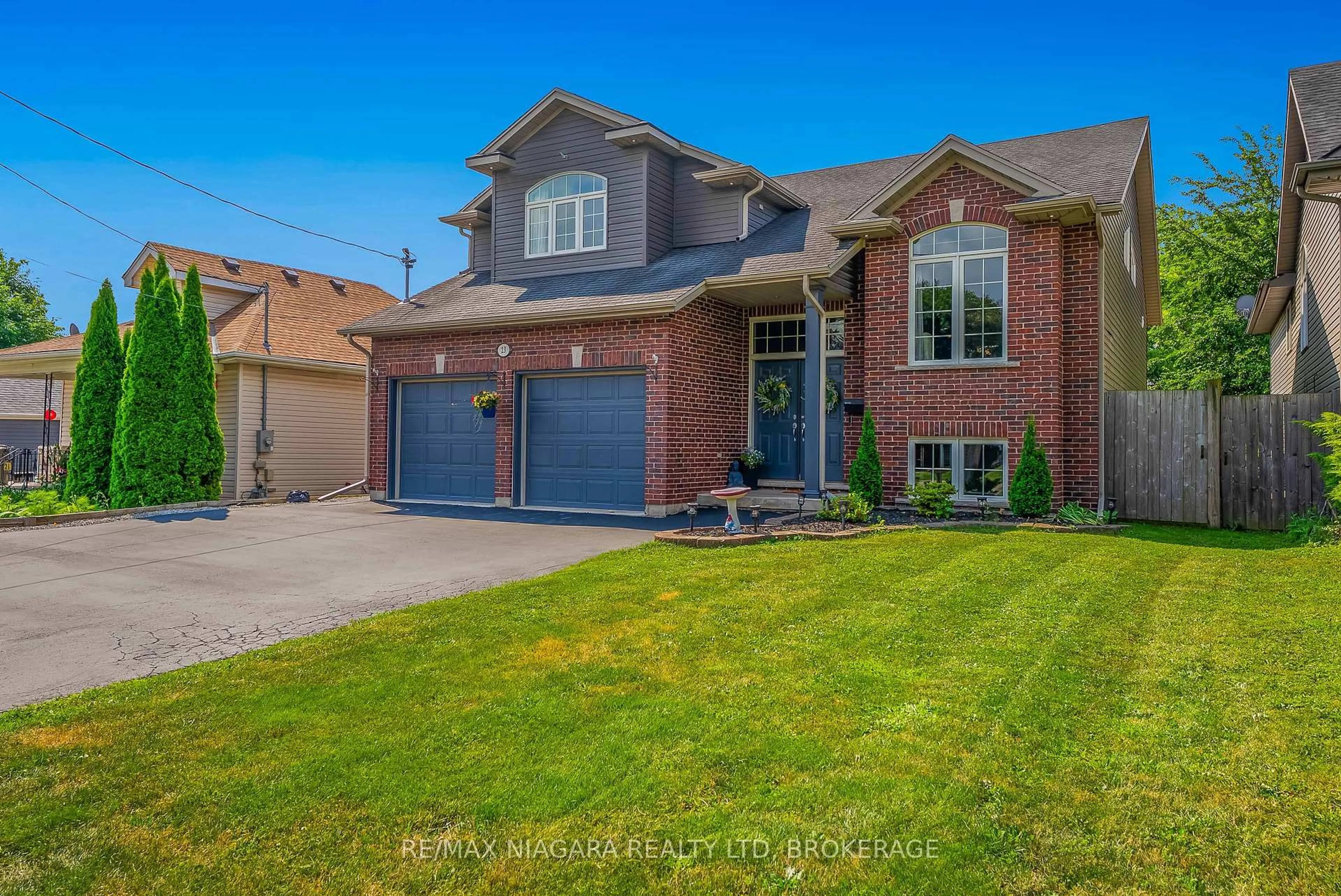 Home with brick exterior material, street for 23 Water St, Thorold Ontario L2V 2K2