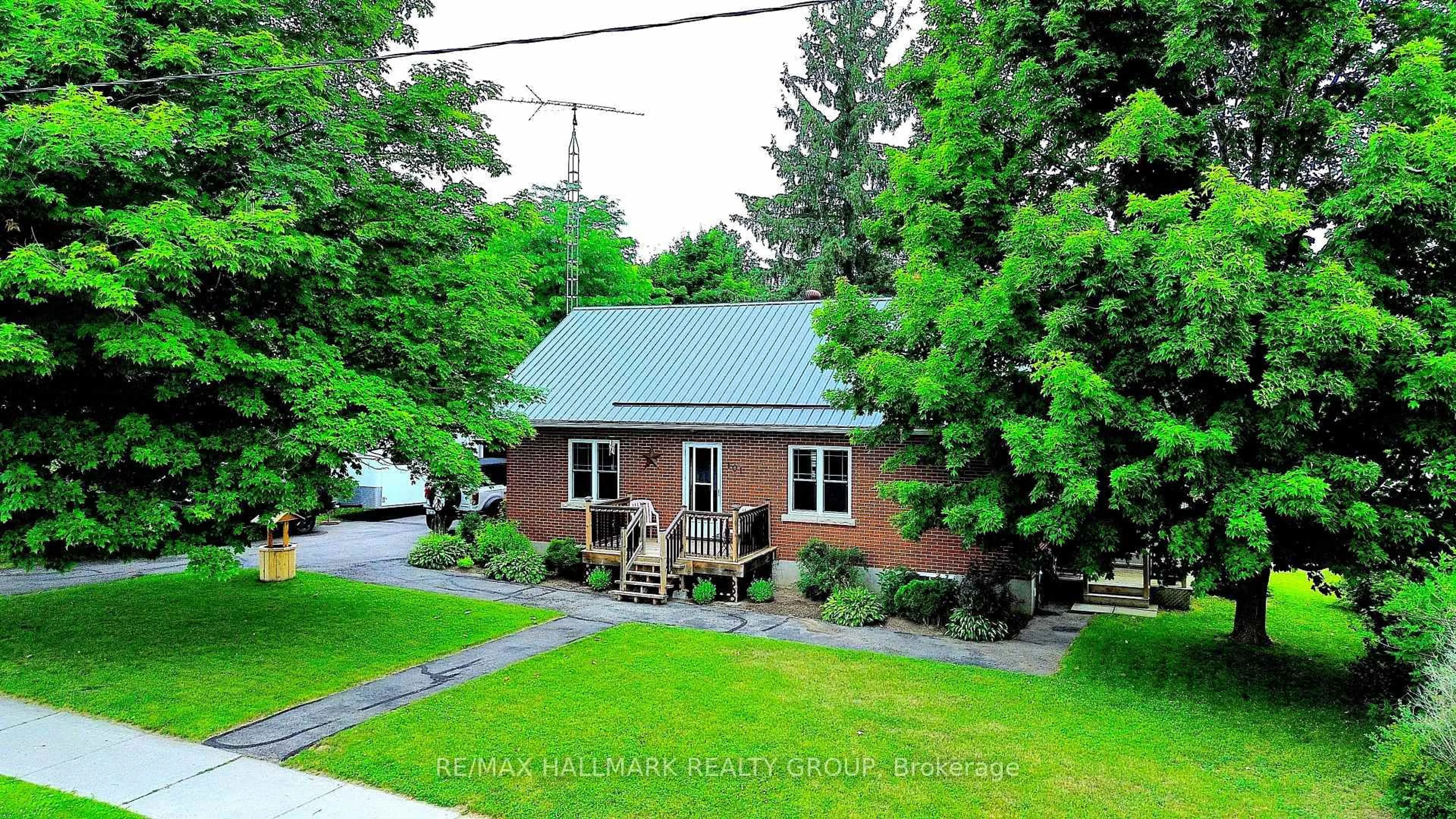 A pic from outside/outdoor area/front of a property/back of a property/a pic from drone, street for 101 Clarence St, Lanark Ontario K0G 1K0