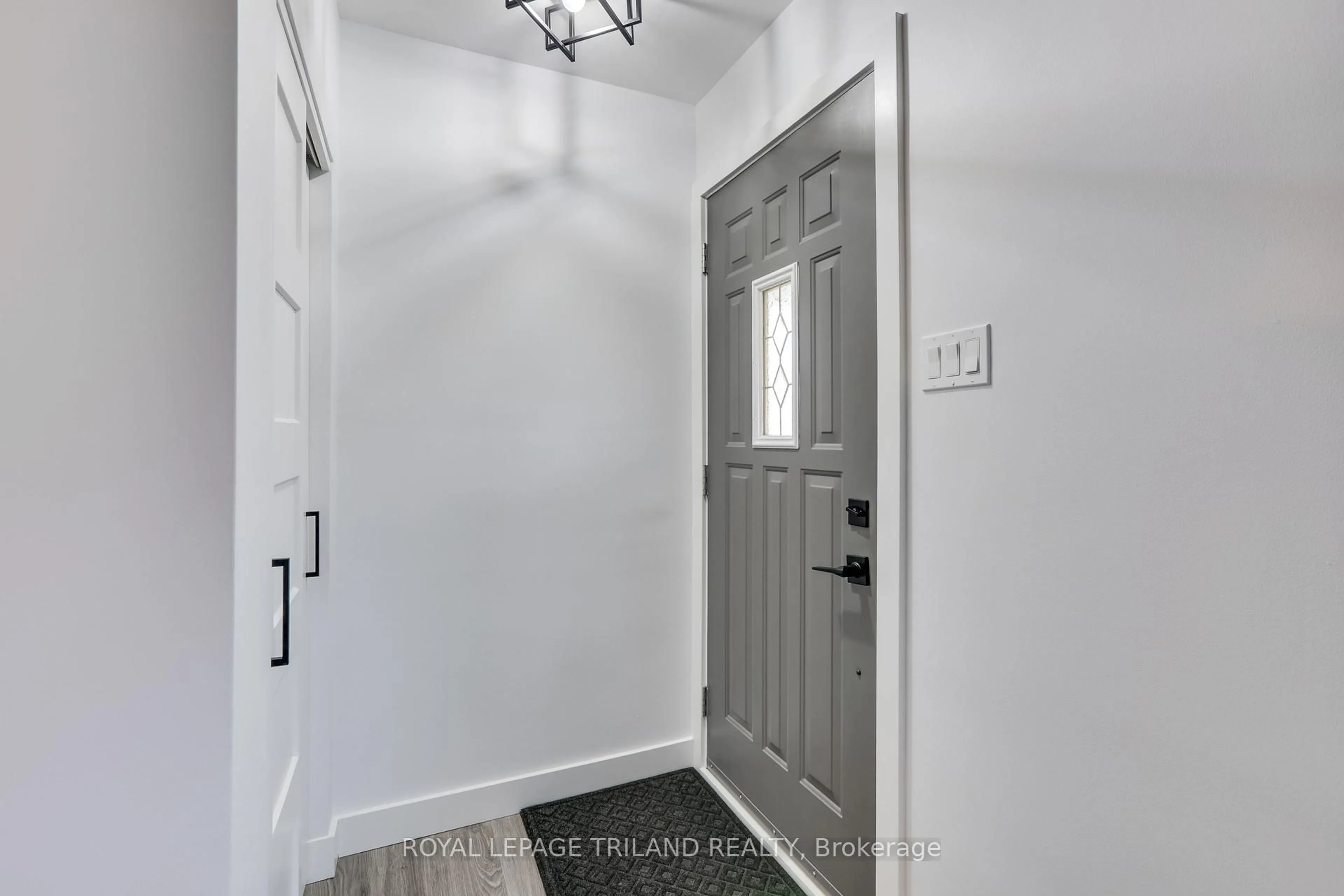 Indoor entryway for 392 Beachwood Ave, London South Ontario N6J 3K1