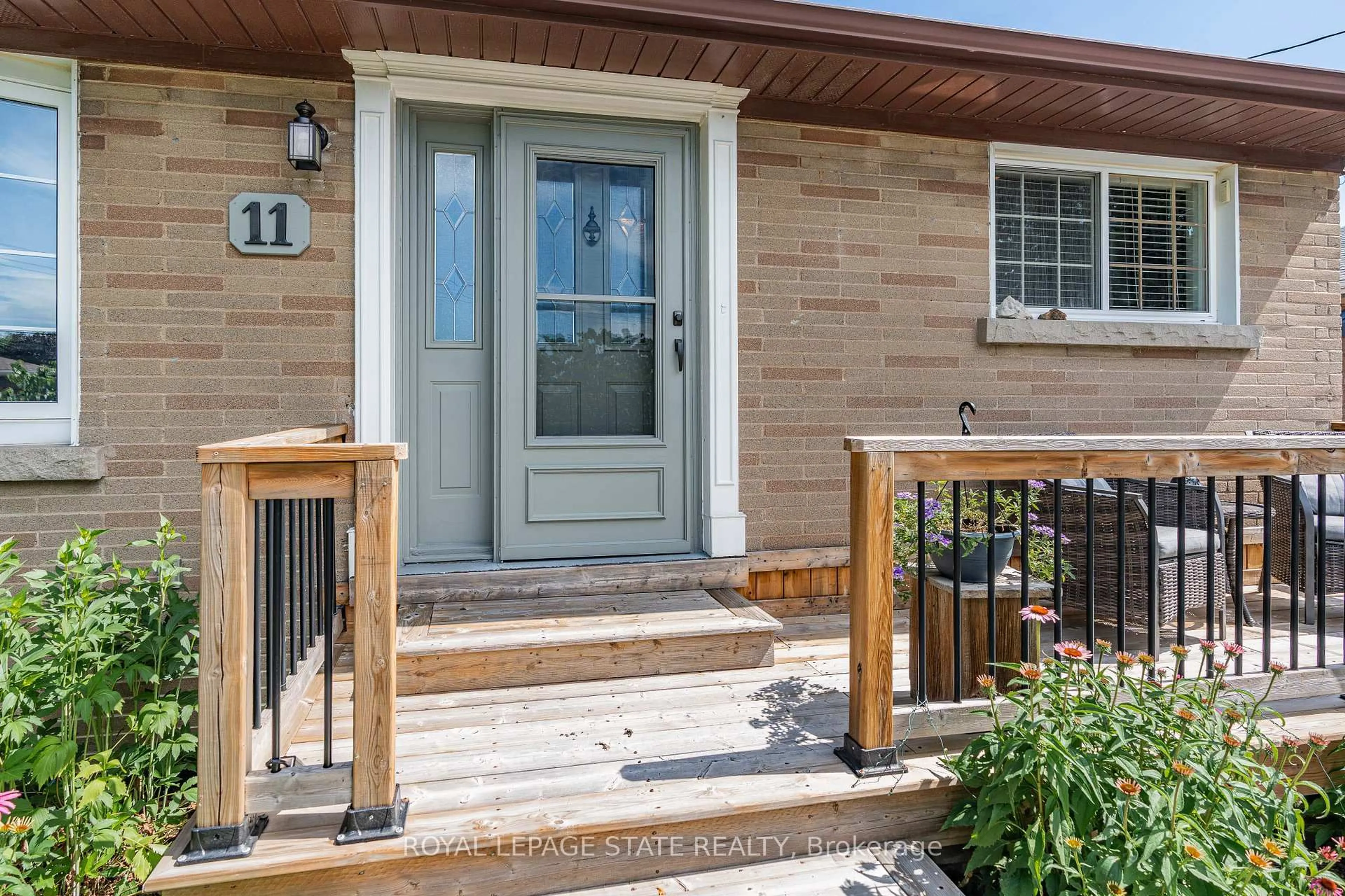 Unknown for 11 Barnett Crt, Hamilton Ontario L8T 2K1