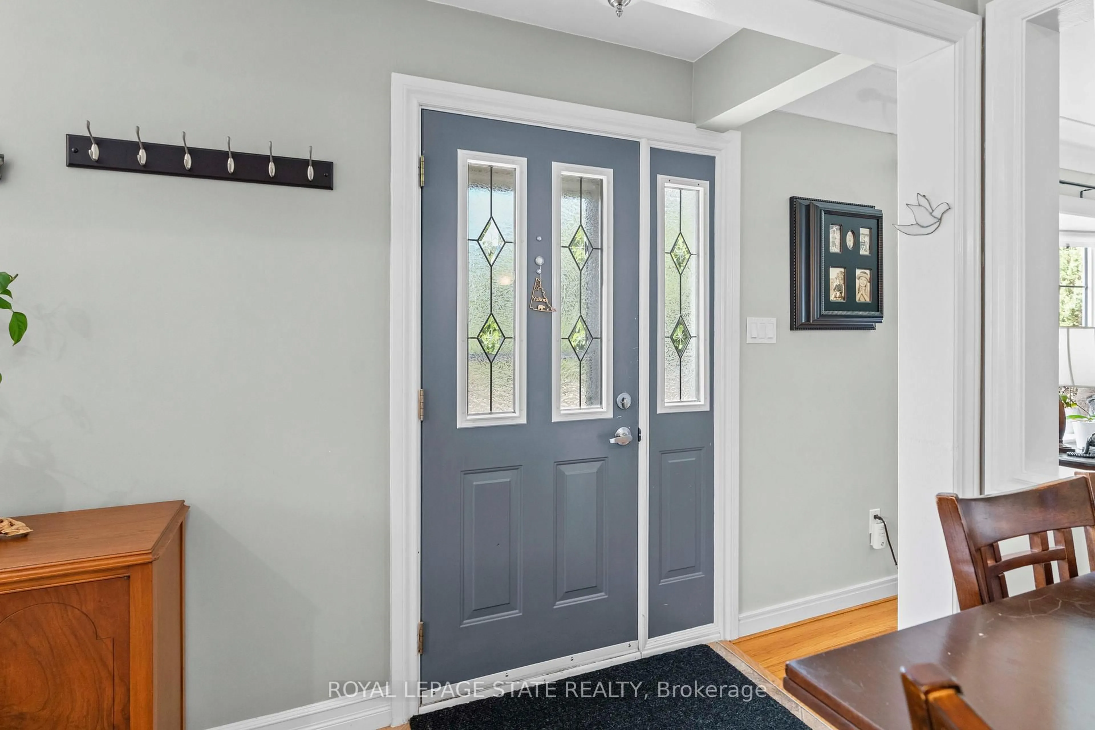 Indoor entryway for 11 Barnett Crt, Hamilton Ontario L8T 2K1