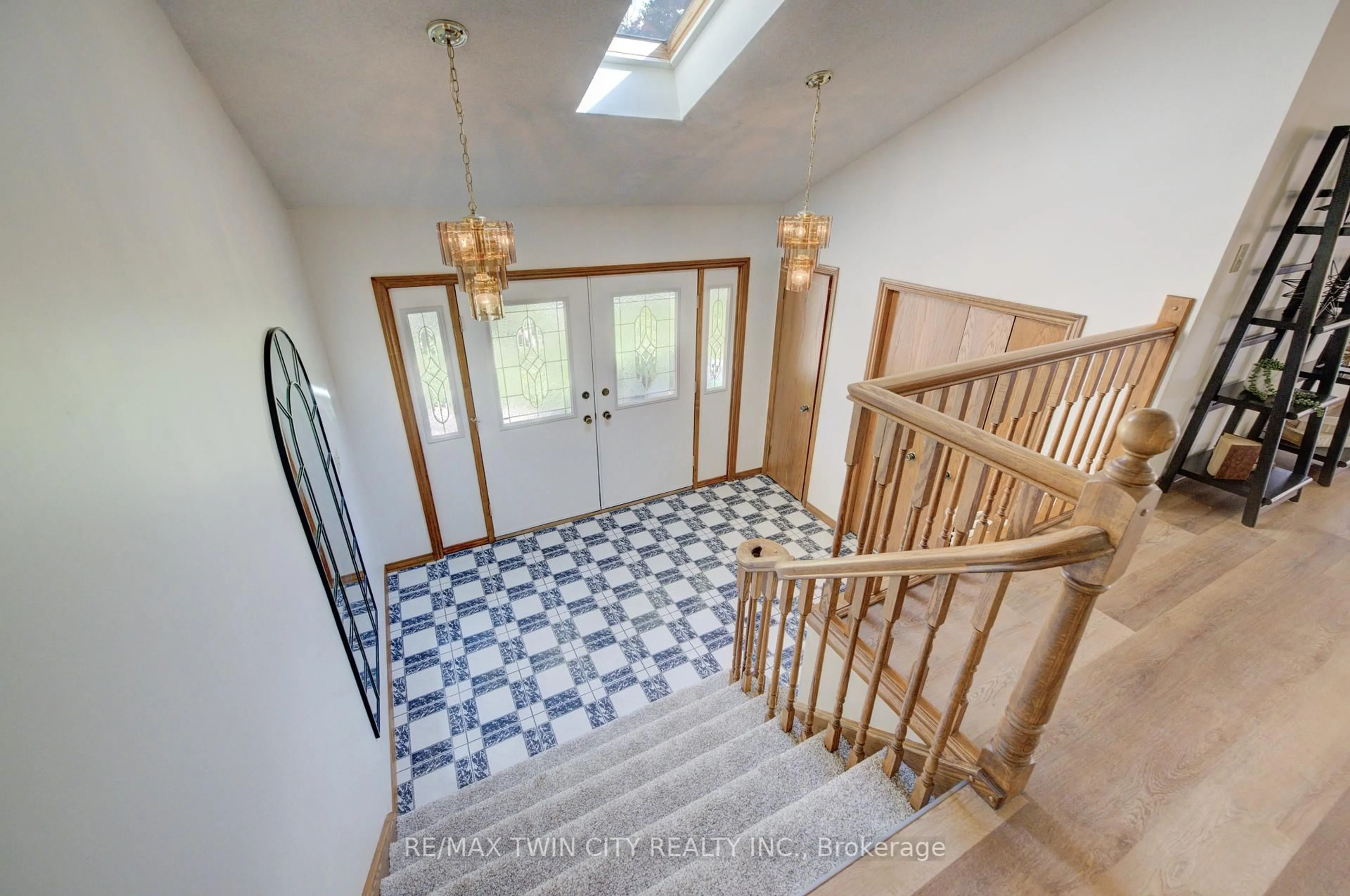 Indoor foyer for 391 Northlake Dr, Waterloo Ontario N2V 1W8