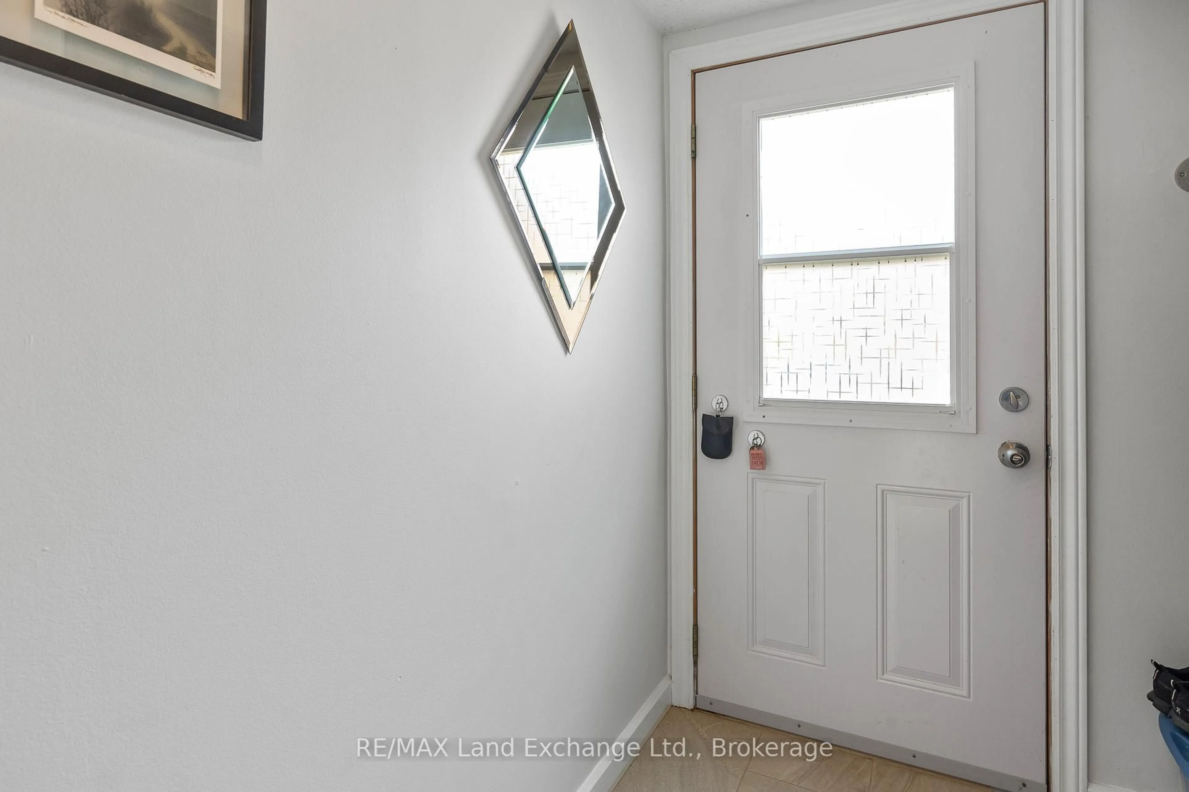 Indoor entryway for 866 Walsh St, Kincardine Ontario N2Z 1N7