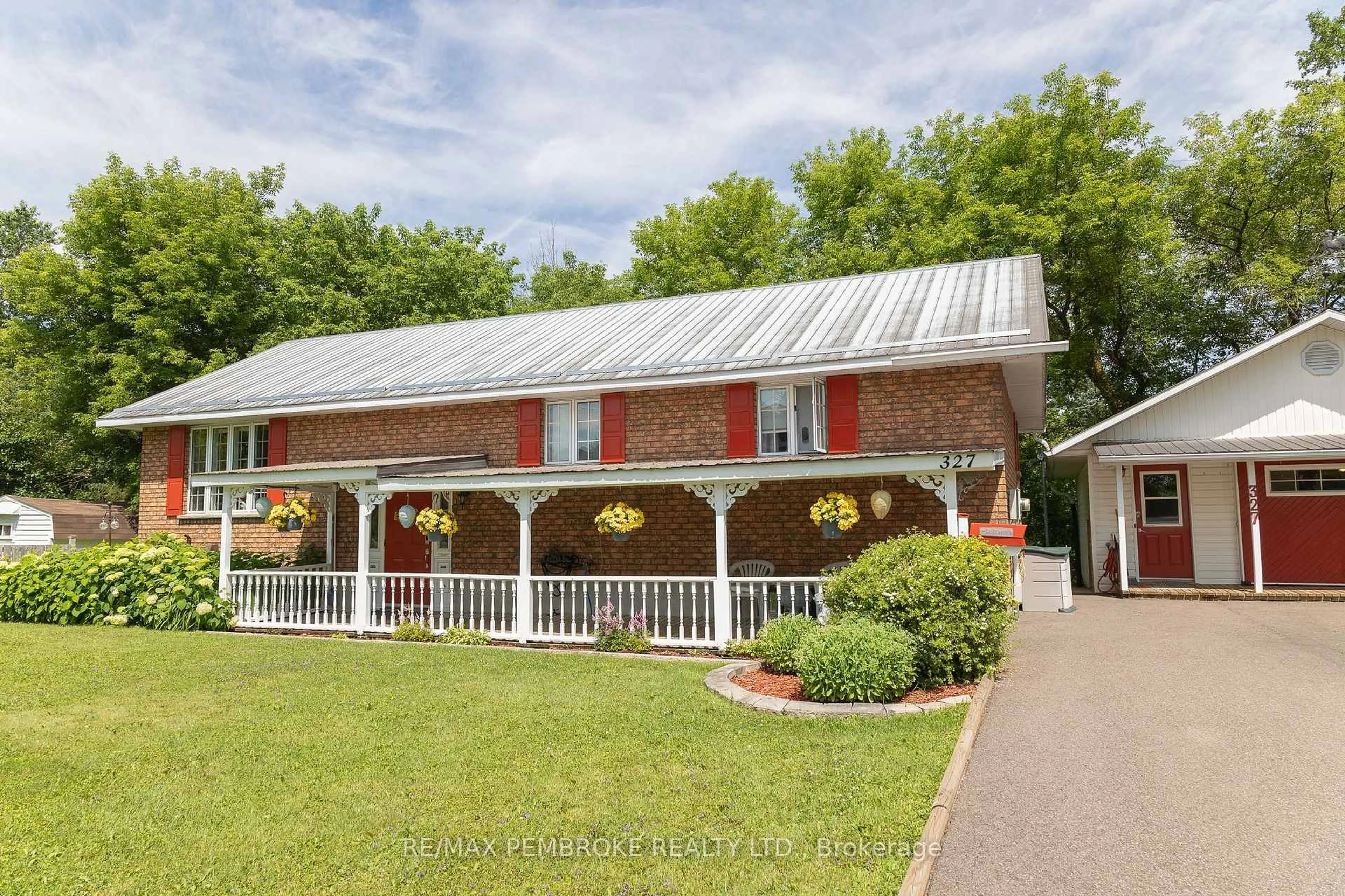Home with brick exterior material, unknown for 327 Park Ave, Pembroke Ontario K8A 3Z3