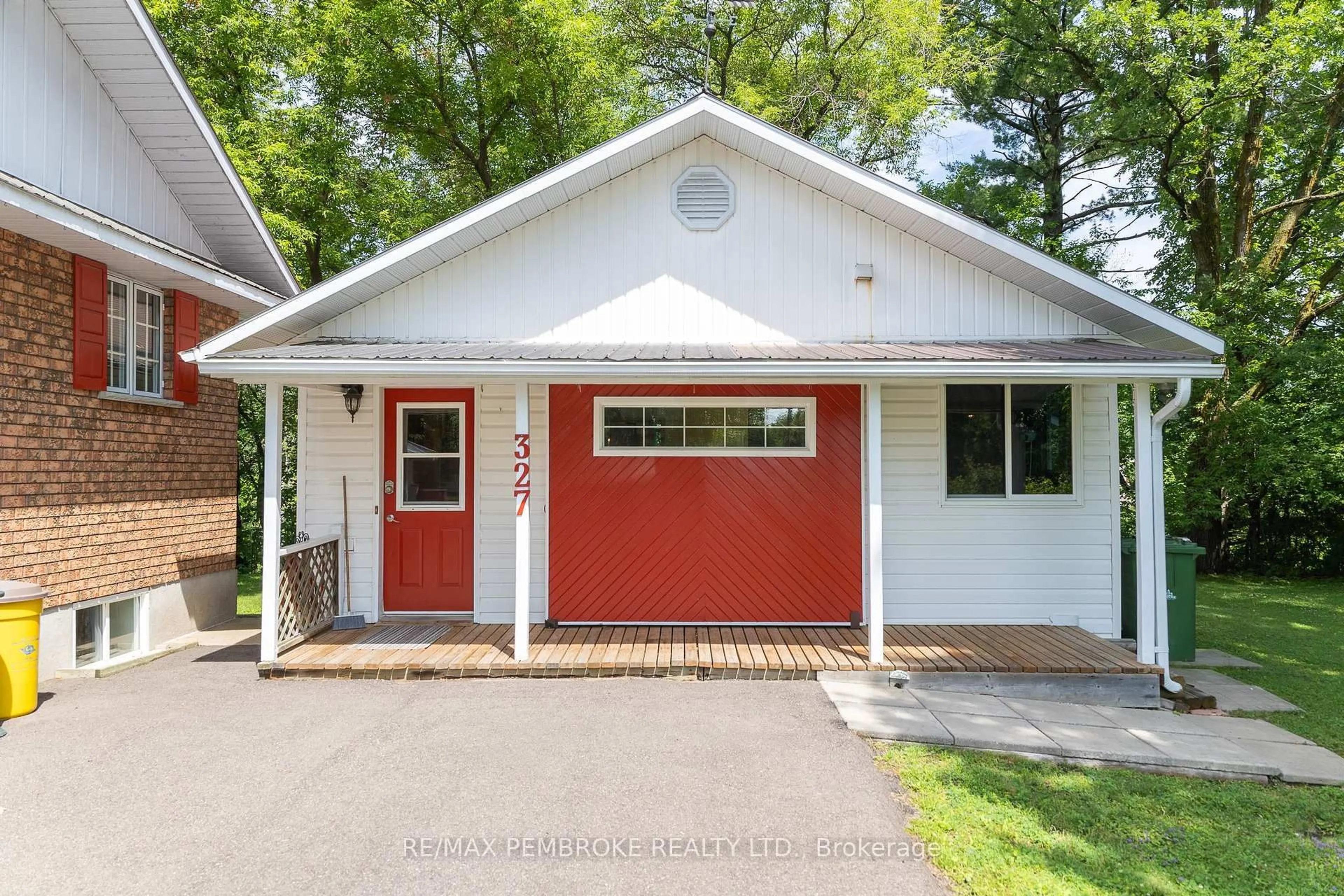 Home with vinyl exterior material, street for 327 Park Ave, Pembroke Ontario K8A 3Z3