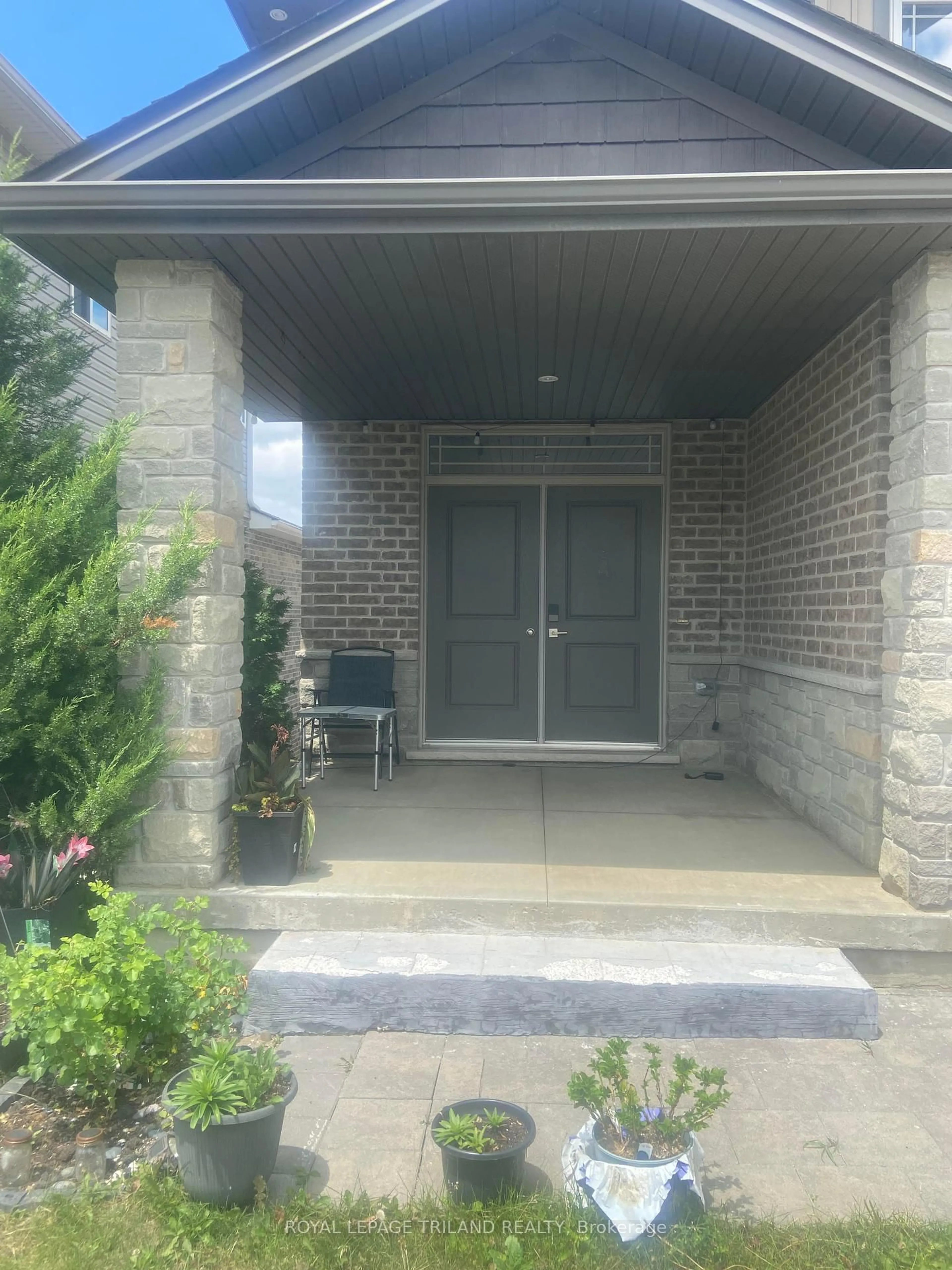 Indoor entryway for 2544 Holbrook Dr, London South Ontario N6M 1G5