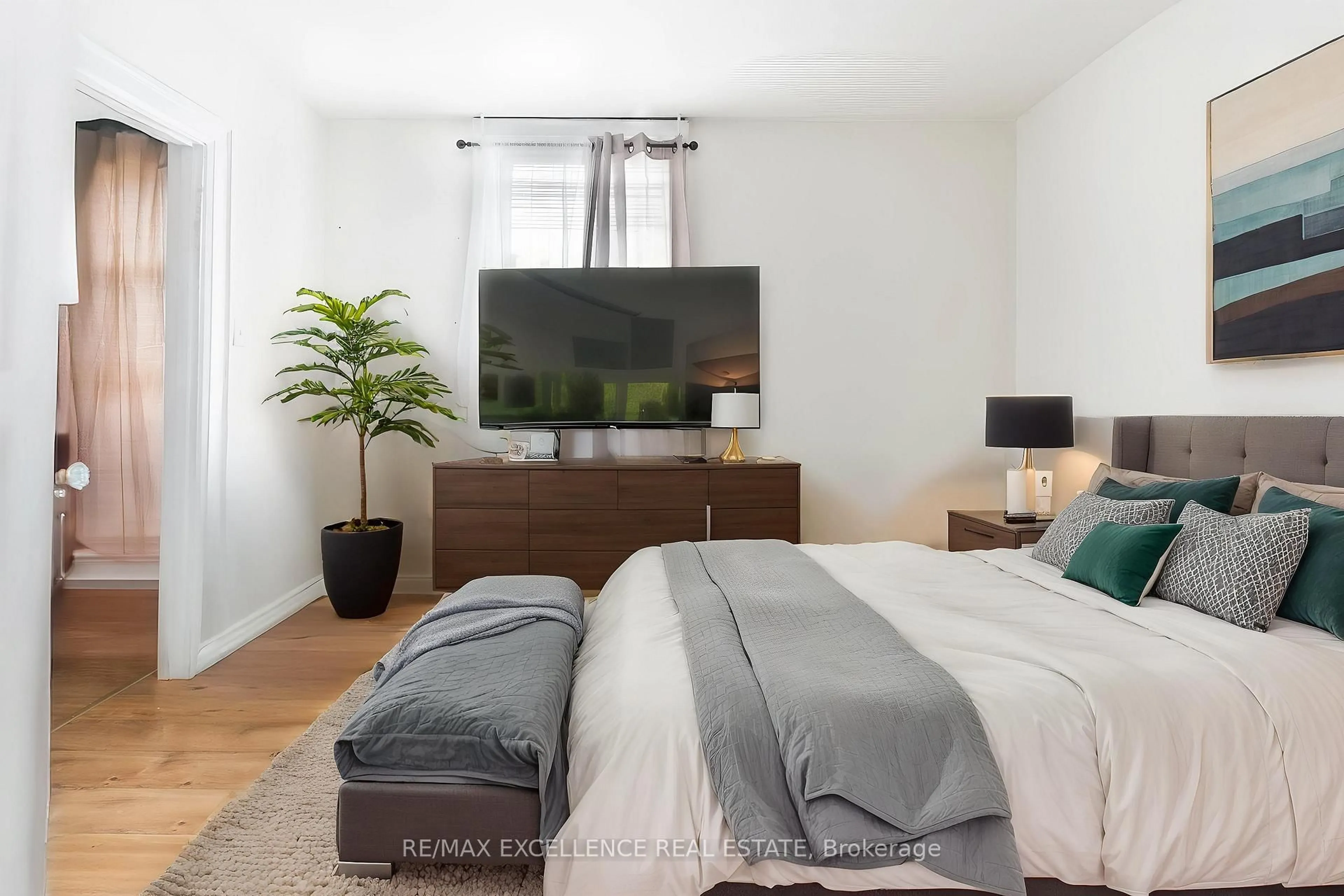 A pic of a room for 4 Rosemont Ave, Hamilton Ontario L8L 6M4
