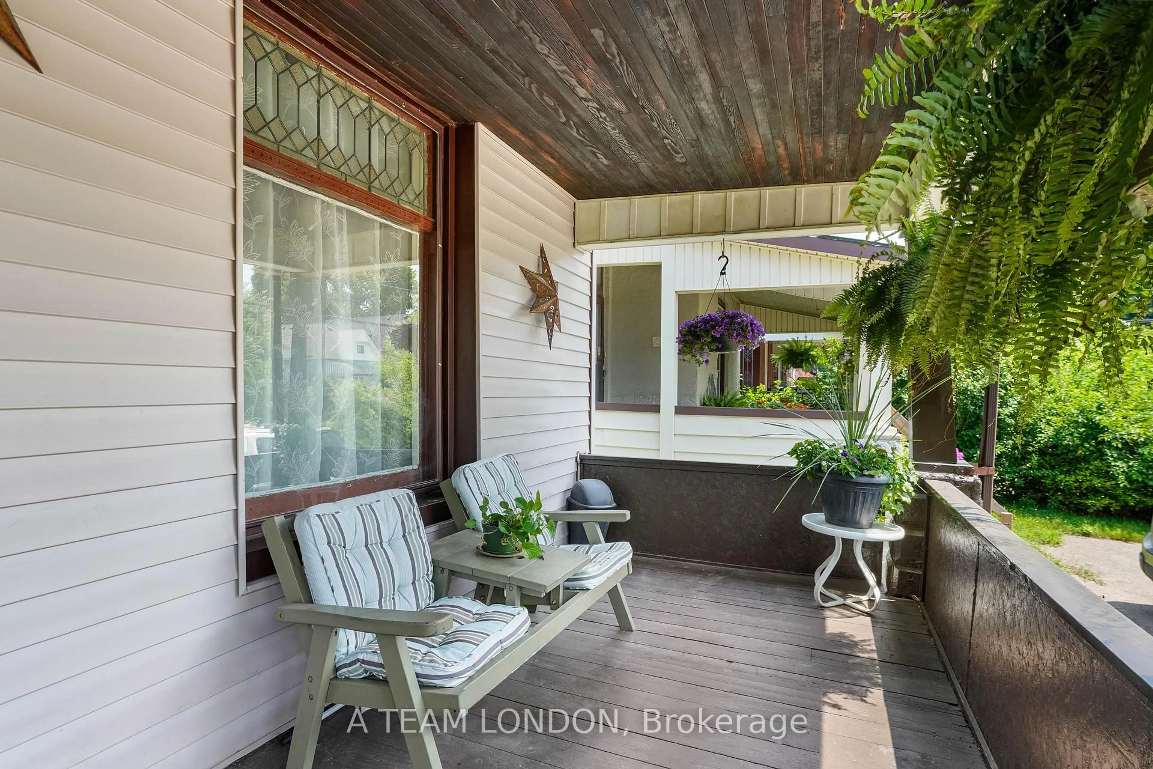 Indoor entryway for 1182 York St, London East Ontario N5W 2T9