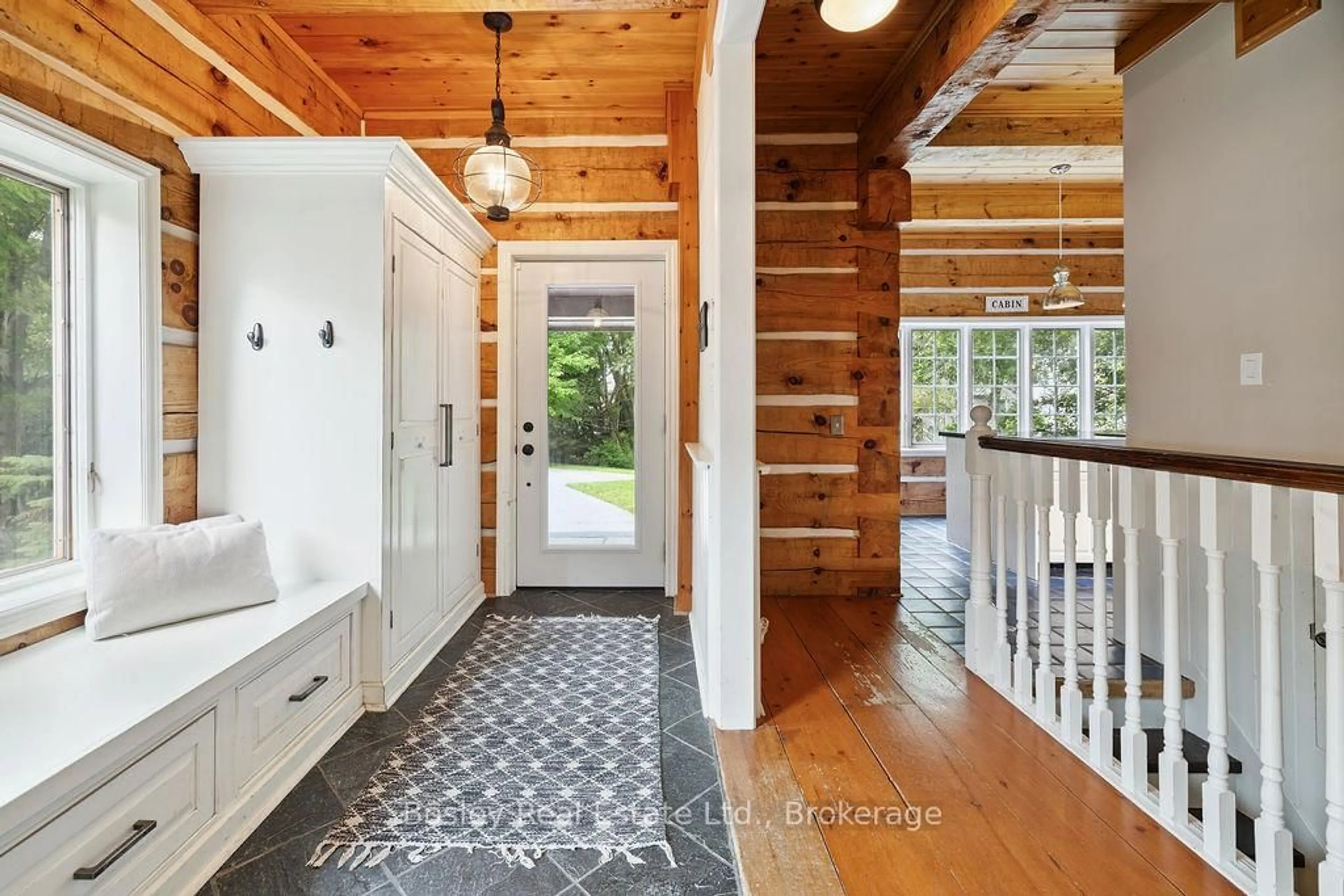 Indoor entryway for 118 Heritage Dr, Blue Mountains Ontario L9Y 0M6