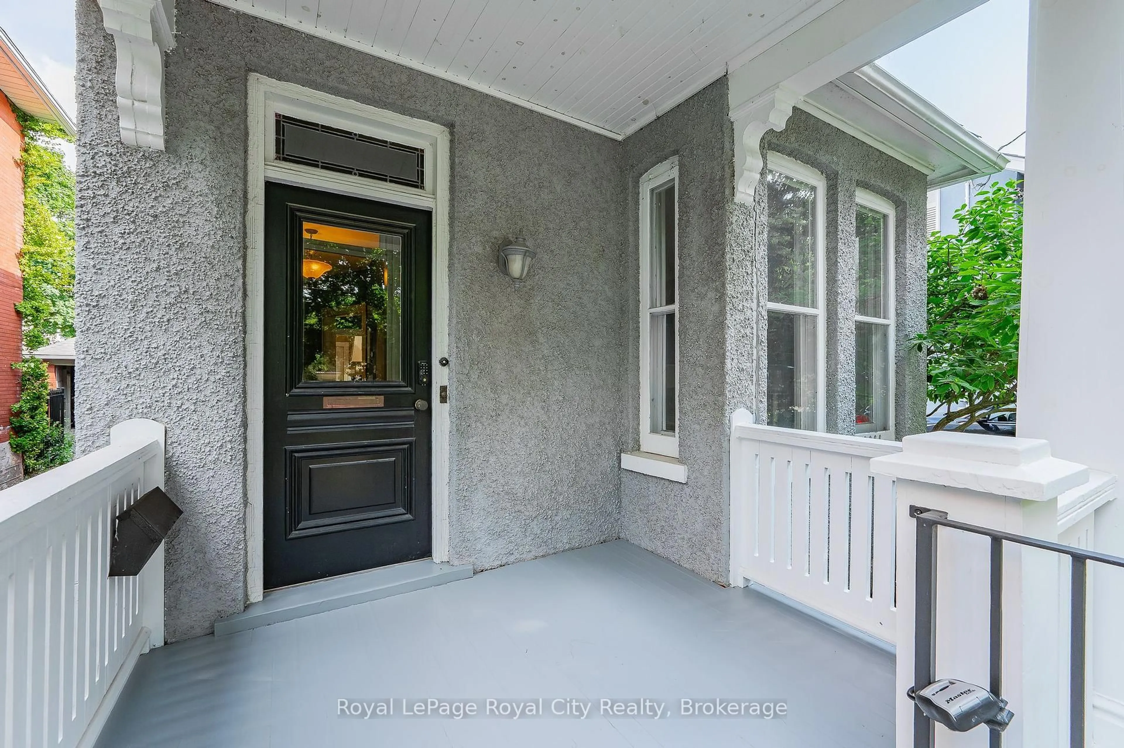 Indoor entryway for 36 Oxford St, Guelph Ontario N1H 2M3