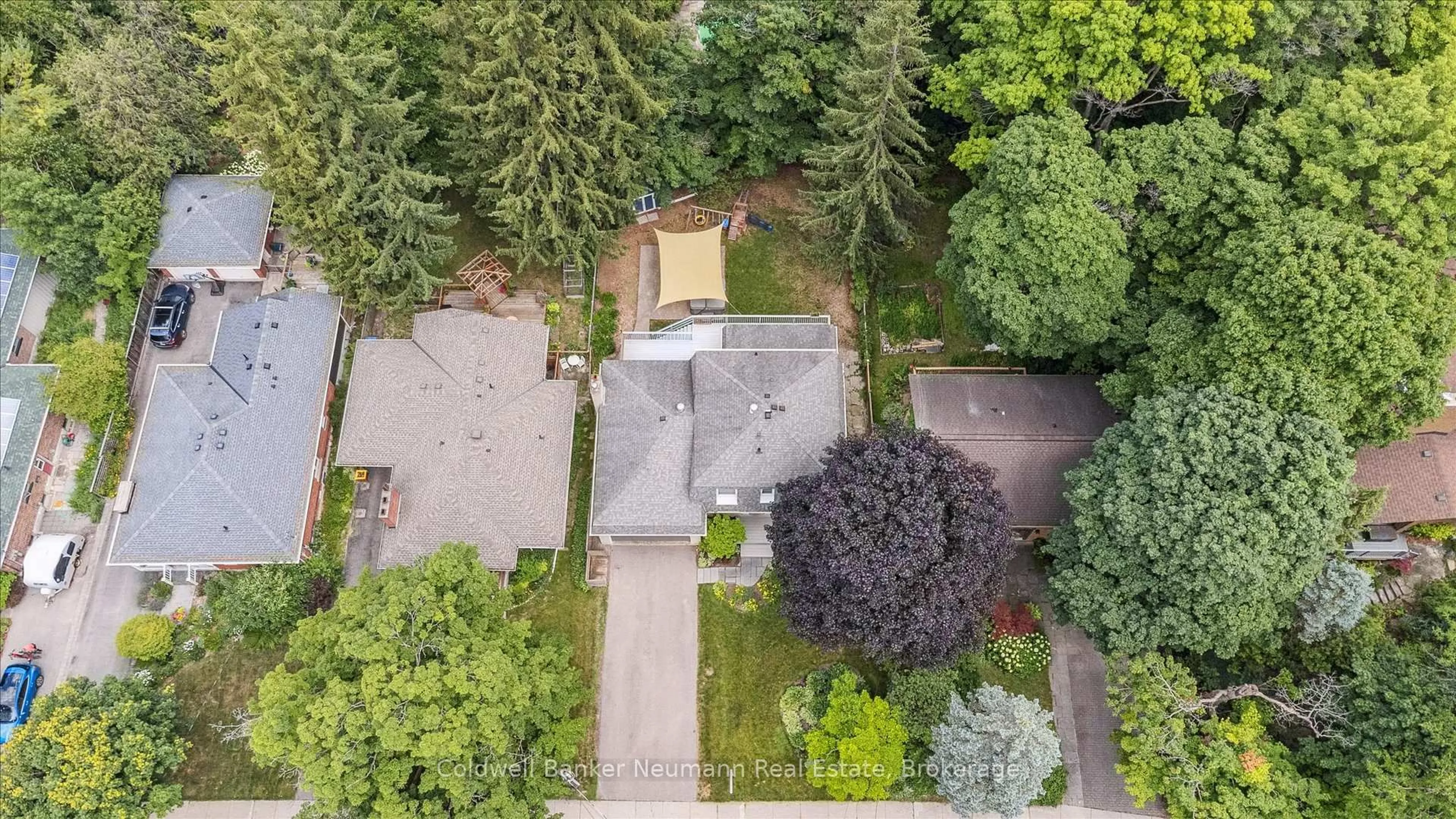 A pic from outside/outdoor area/front of a property/back of a property/a pic from drone, street for 30 Maple St, Guelph Ontario N1G 2G2