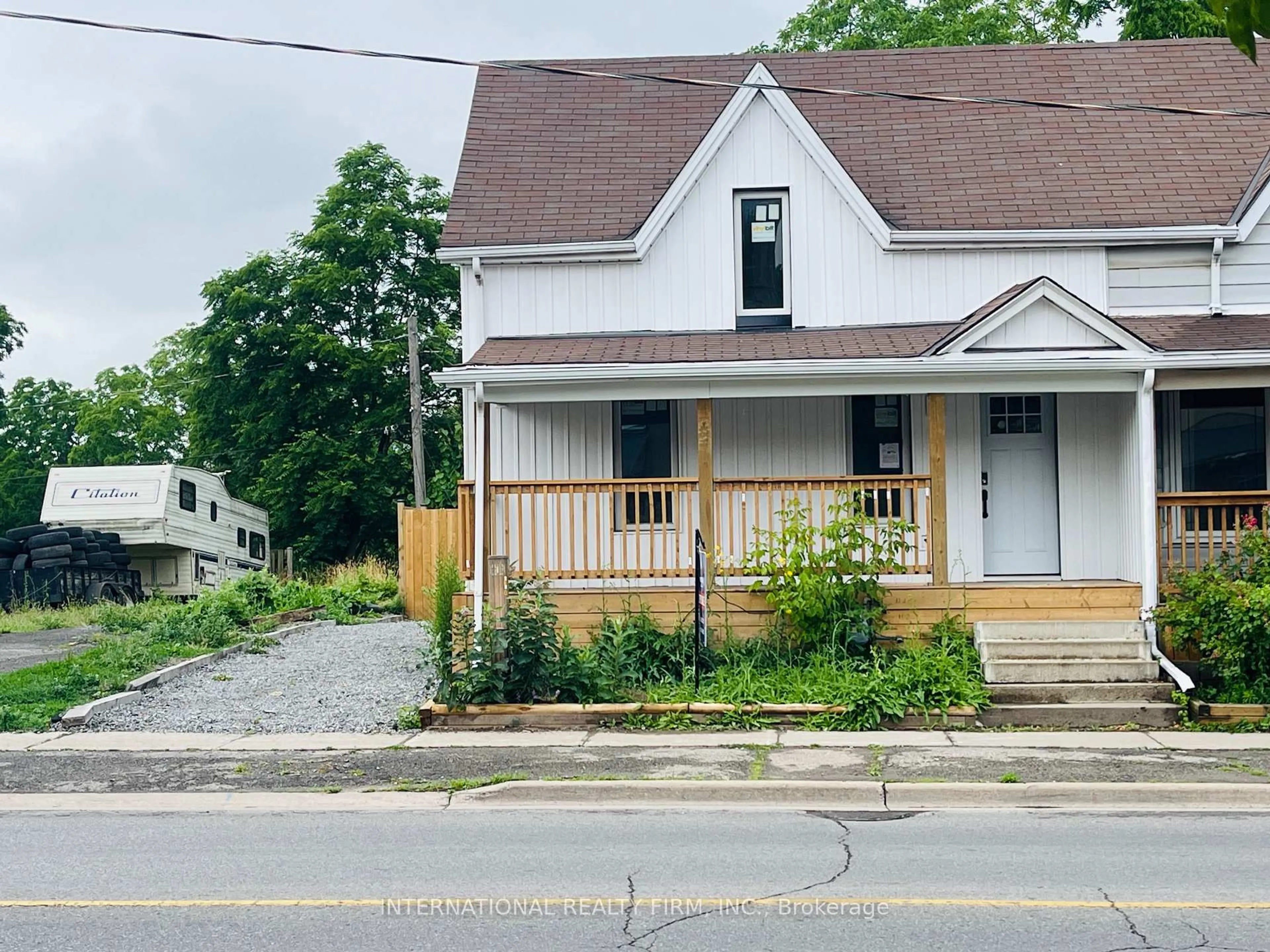 A pic from outside/outdoor area/front of a property/back of a property/a pic from drone, street for 171 King St, Welland Ontario L3B 3J4