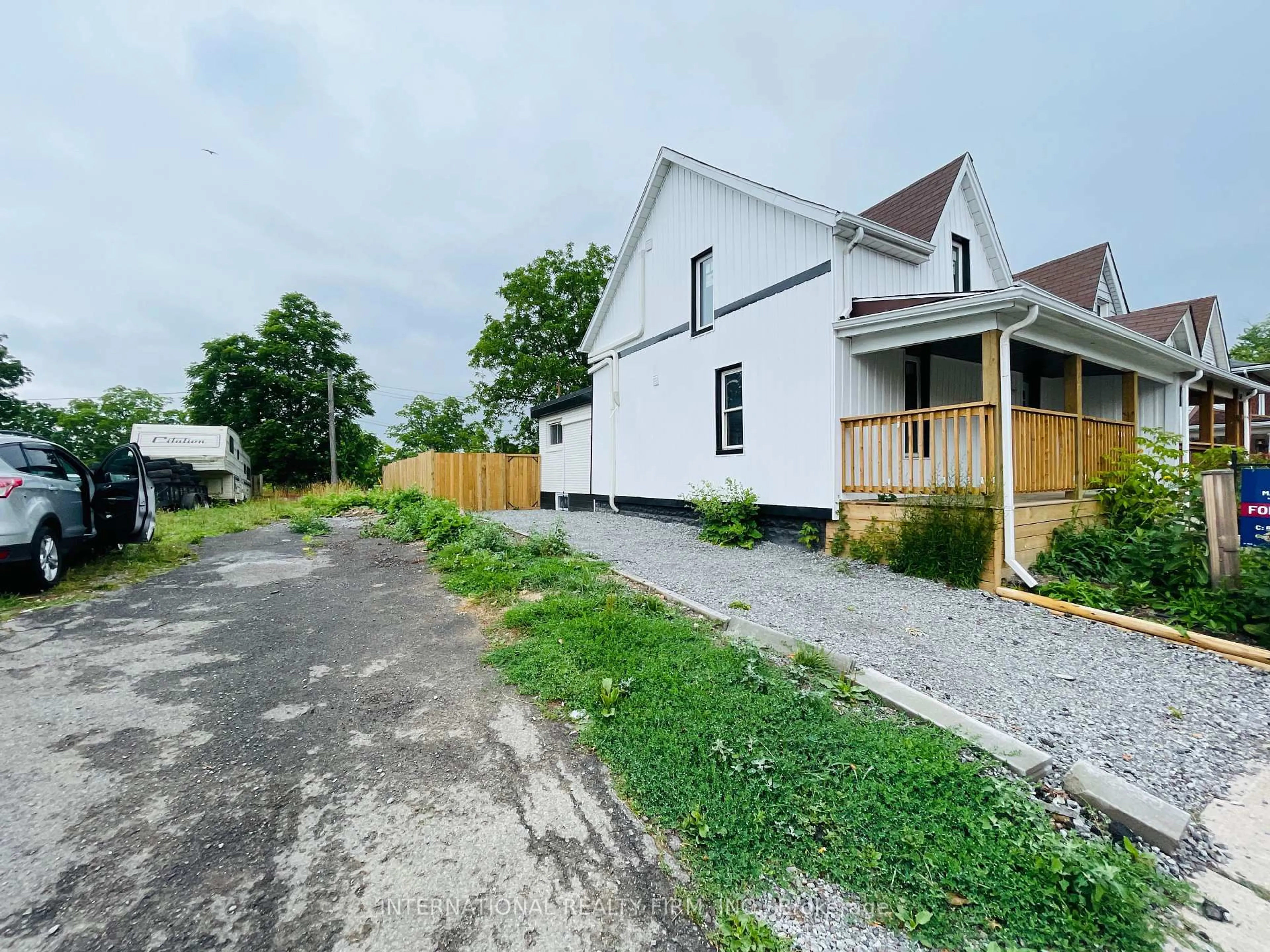 A pic from outside/outdoor area/front of a property/back of a property/a pic from drone, street for 171 King St, Welland Ontario L3B 3J4