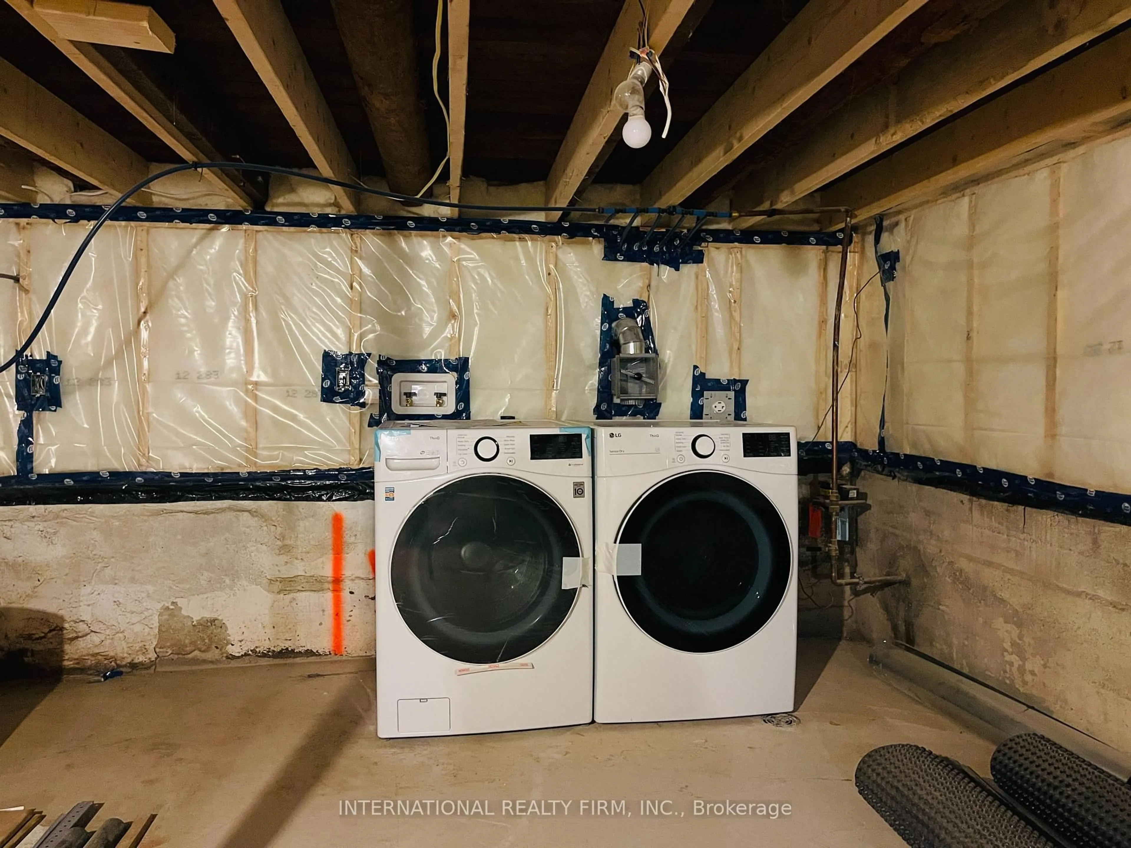 Laundry room for 171 King St, Welland Ontario L3B 3J4