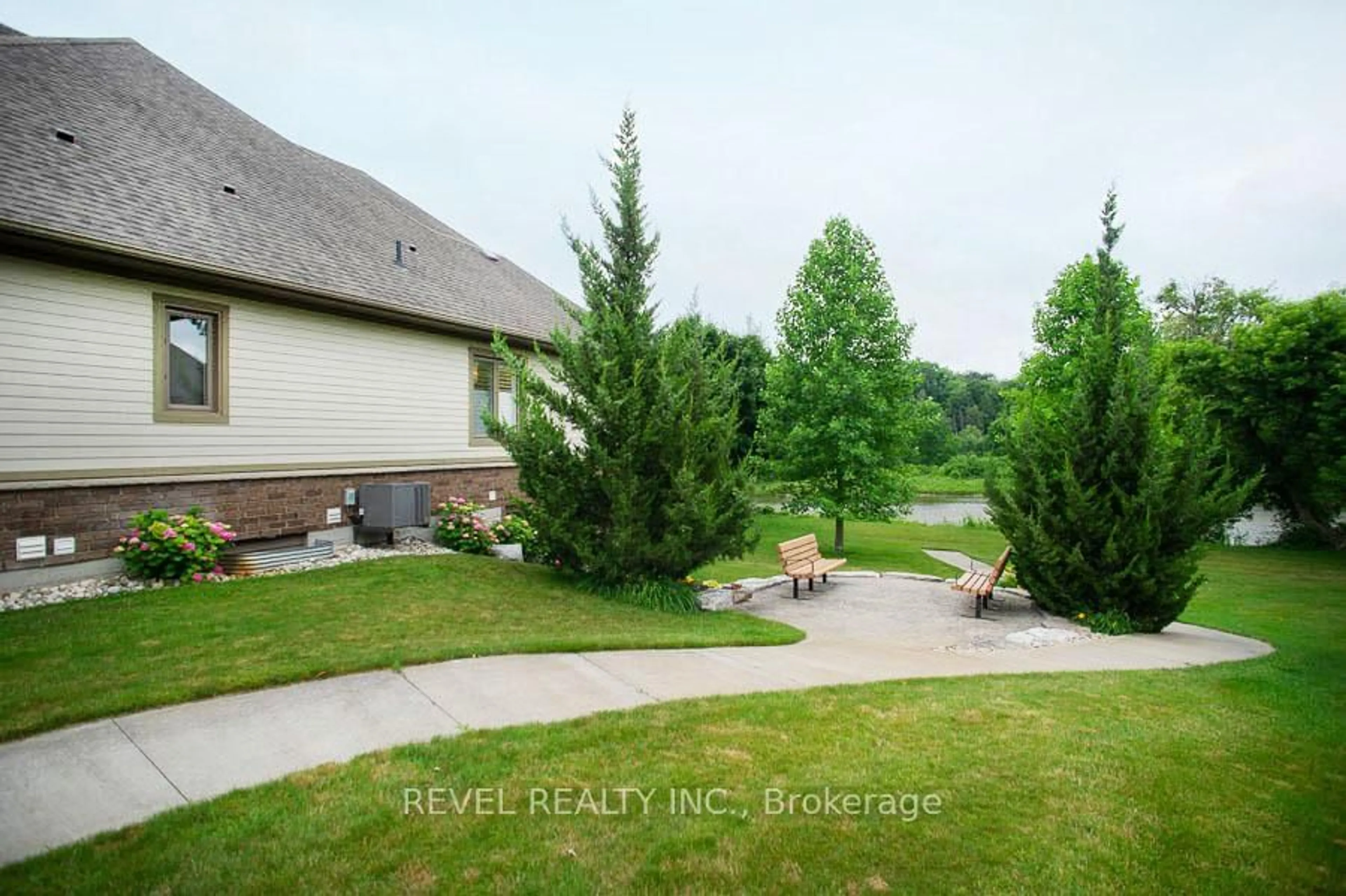 A pic from outside/outdoor area/front of a property/back of a property/a pic from drone, unknown for 158 Willow St #6, Brant Ontario N3L 0C5