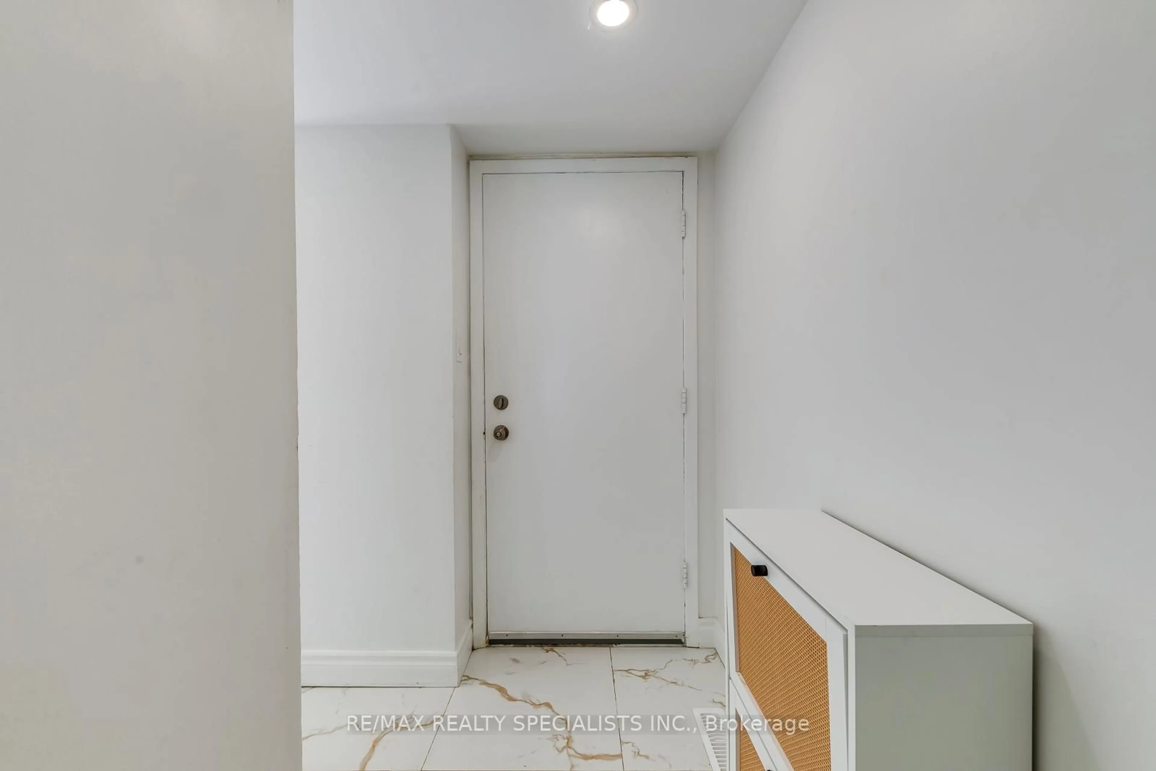 Indoor entryway for 487 Elgin St #13, Cambridge Ontario N1R 6V4