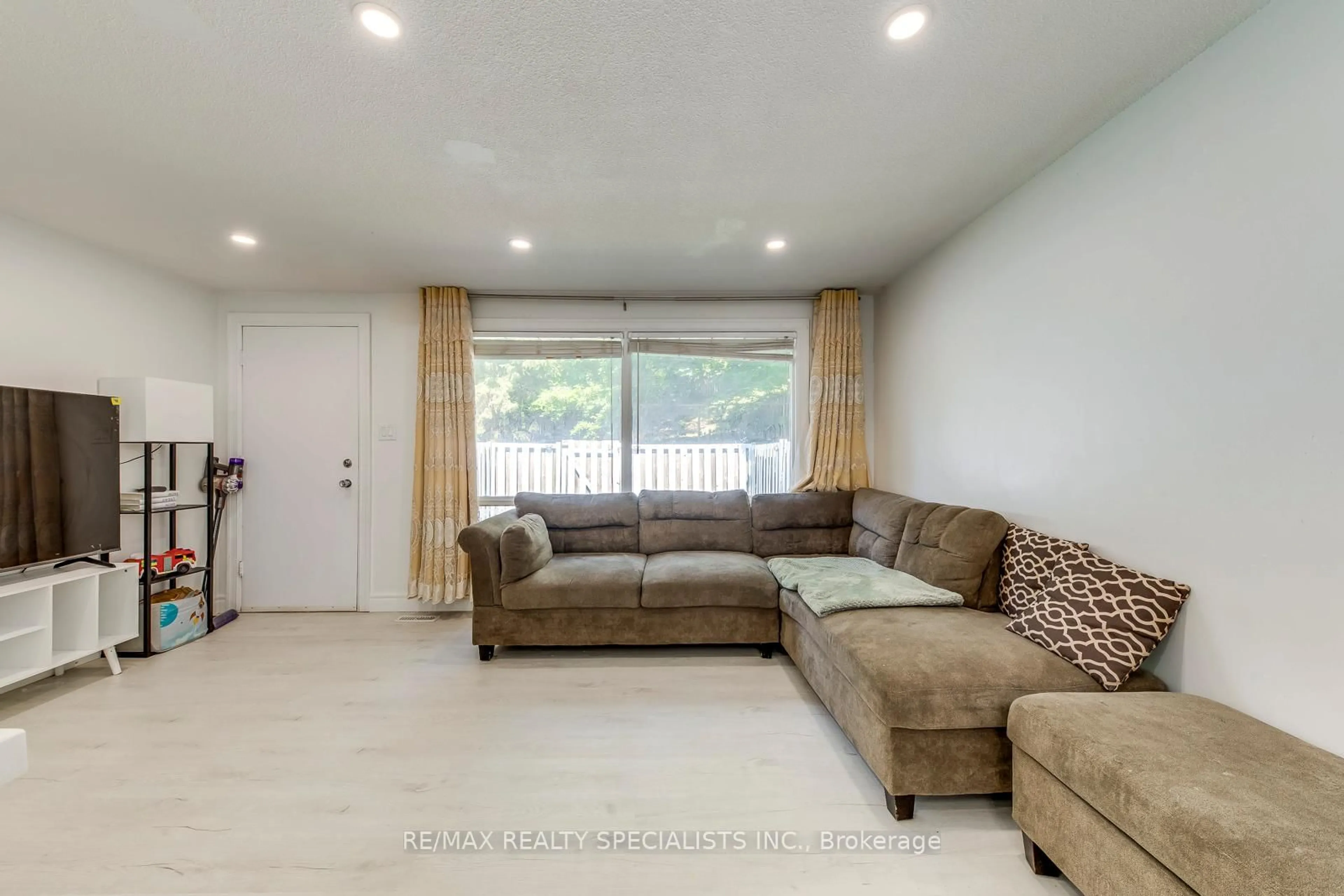 Living room with furniture, unknown for 487 Elgin St #13, Cambridge Ontario N1R 6V4