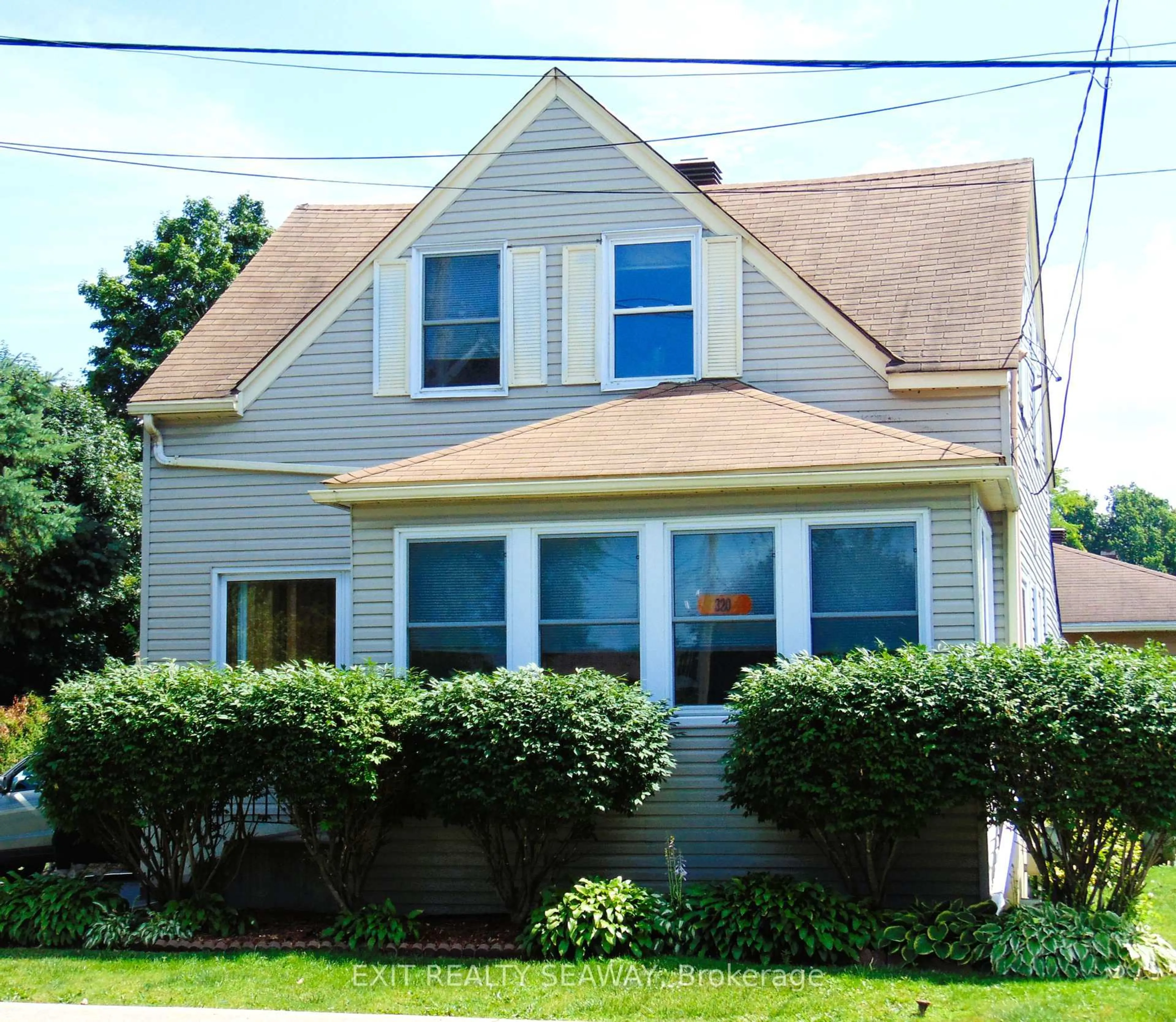 Home with vinyl exterior material, street for 320 Seventh St, Cornwall Ontario K6H 2R6