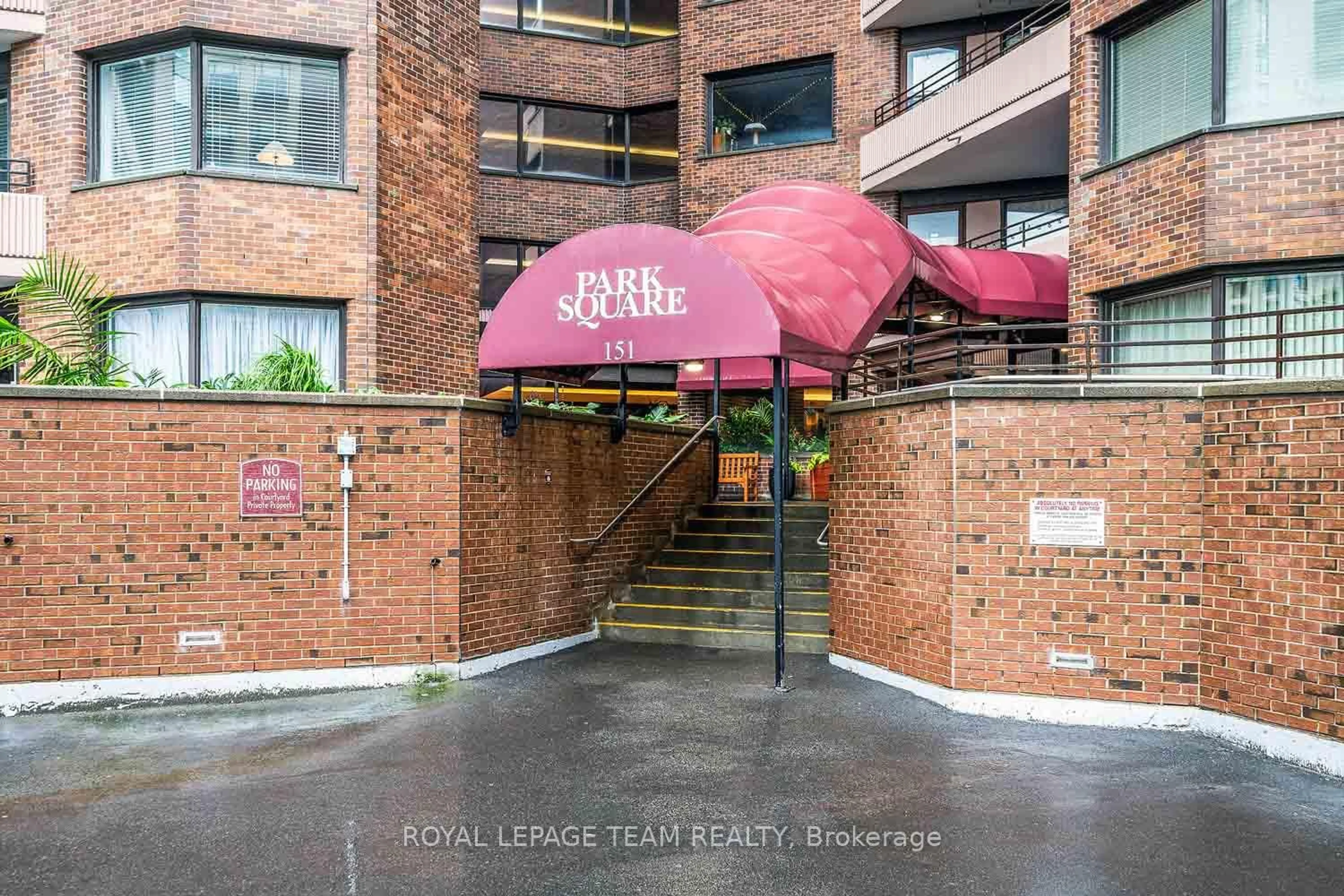 Indoor foyer for 151 Bay St #207, Ottawa Ontario K1R 7T2