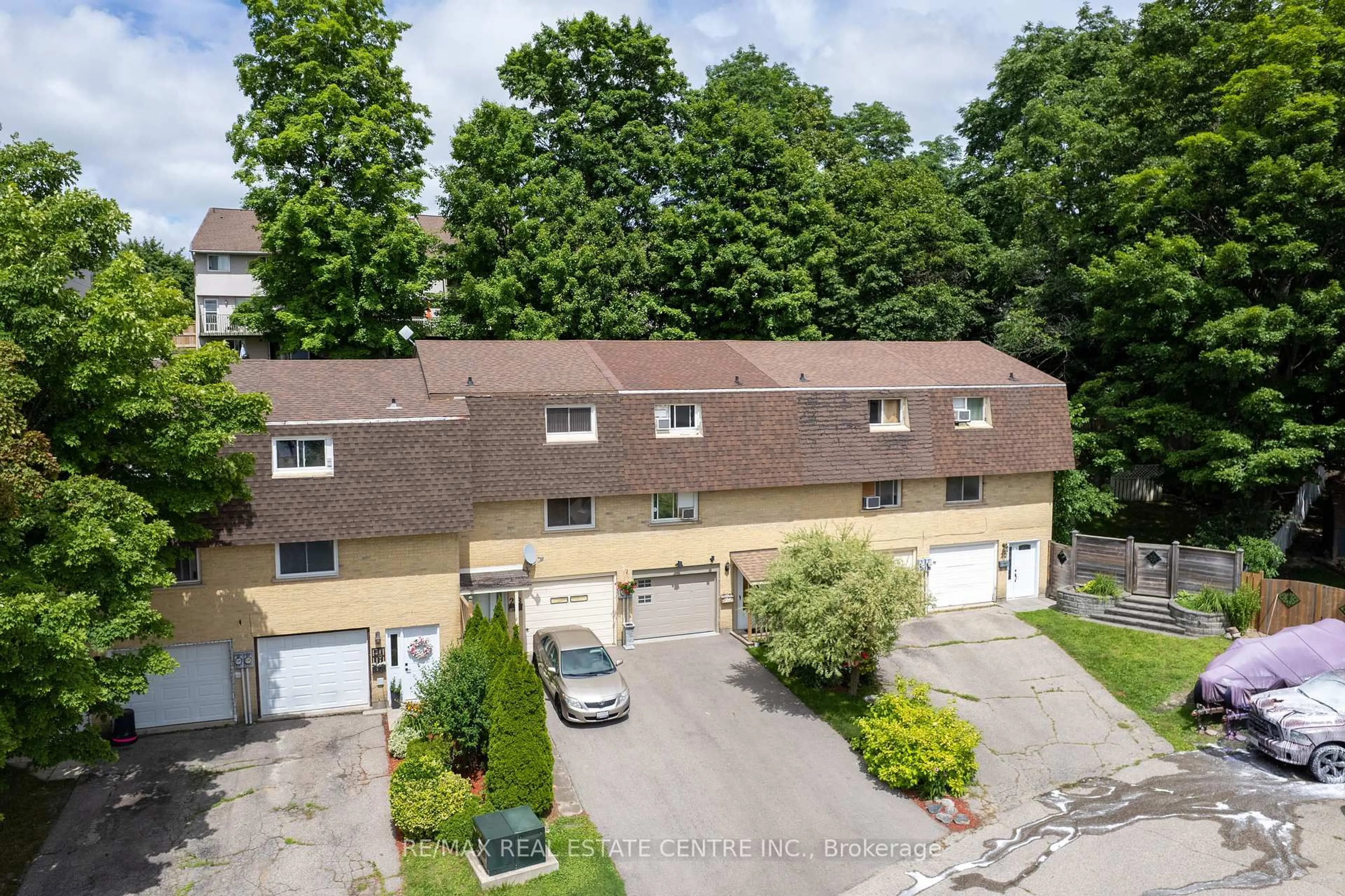 A pic from outside/outdoor area/front of a property/back of a property/a pic from drone, street for 26 Marlboro Crt, Woodstock Ontario N4S 8P4