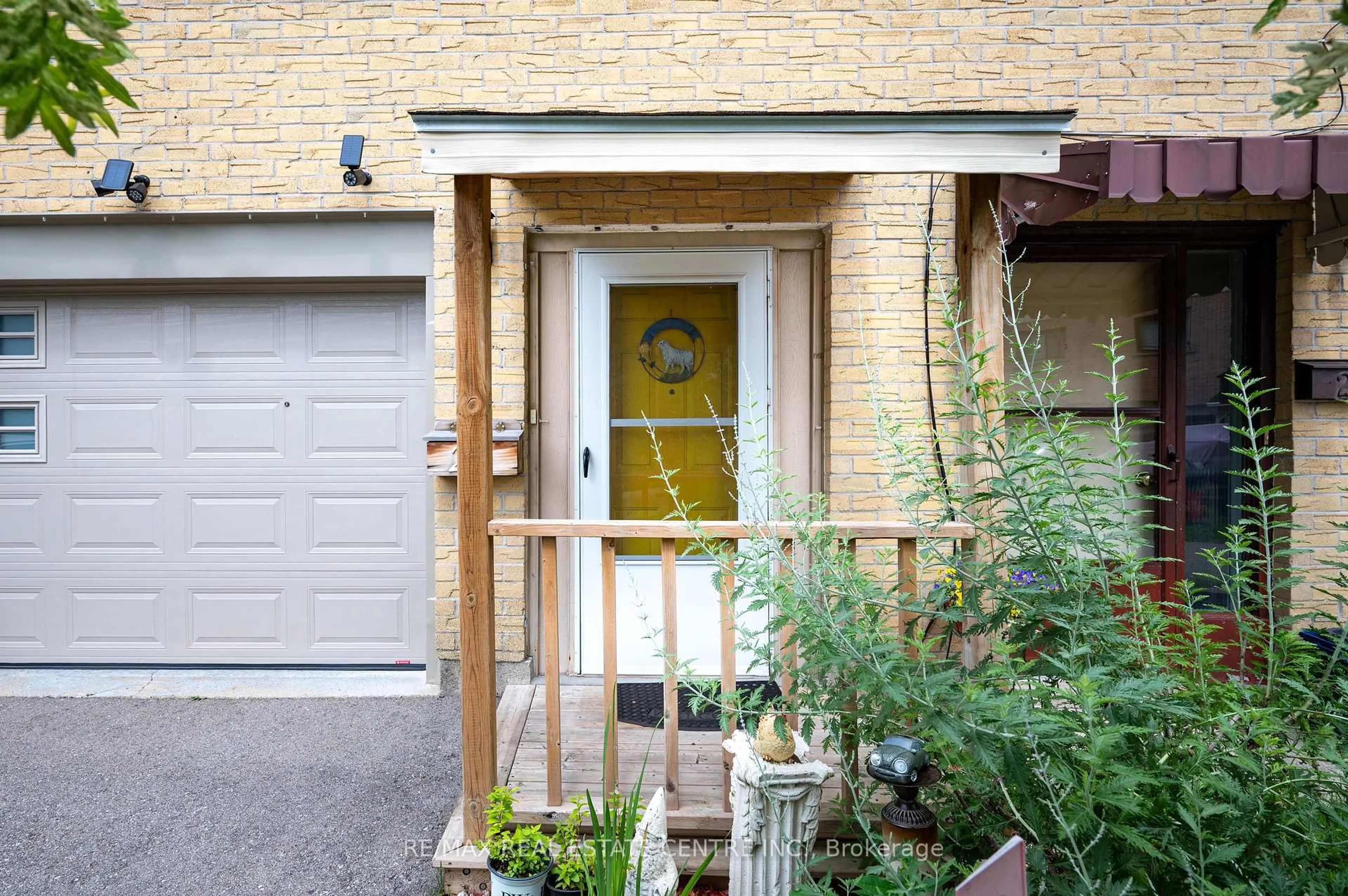 Indoor entryway for 26 Marlboro Crt, Woodstock Ontario N4S 8P4
