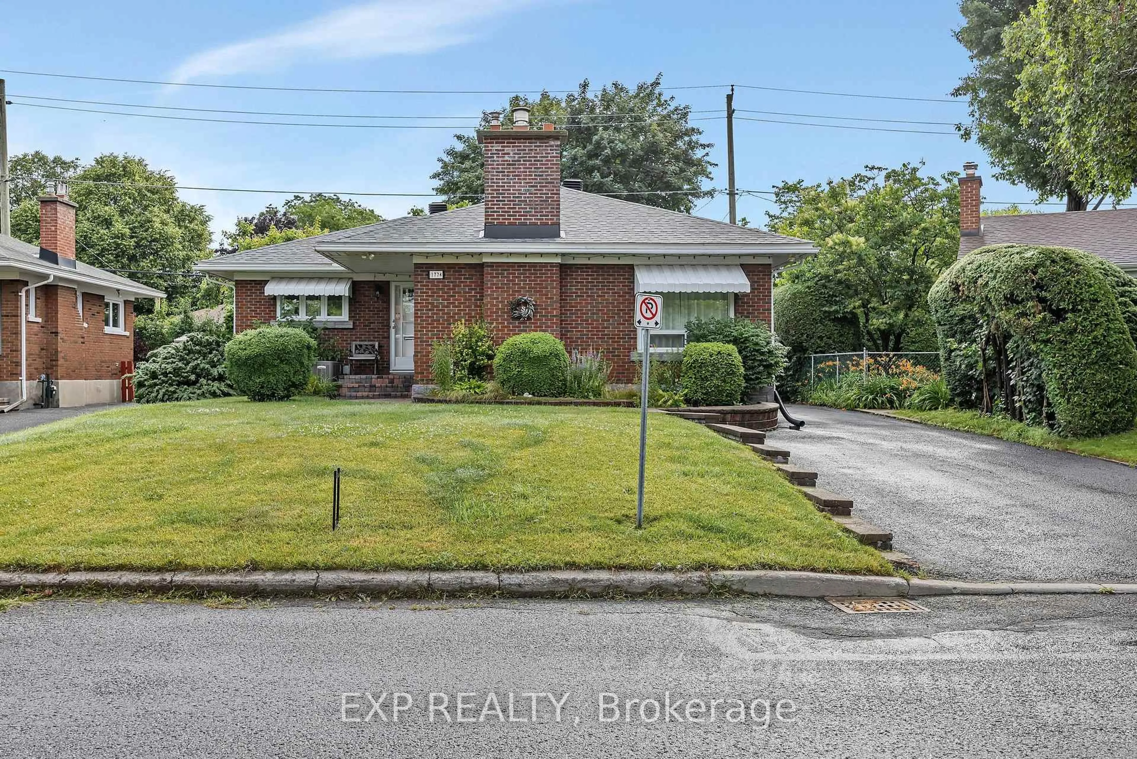 A pic from outside/outdoor area/front of a property/back of a property/a pic from drone, street for 1774 Gilbert Ave, Ottawa Ontario K2C 1A4
