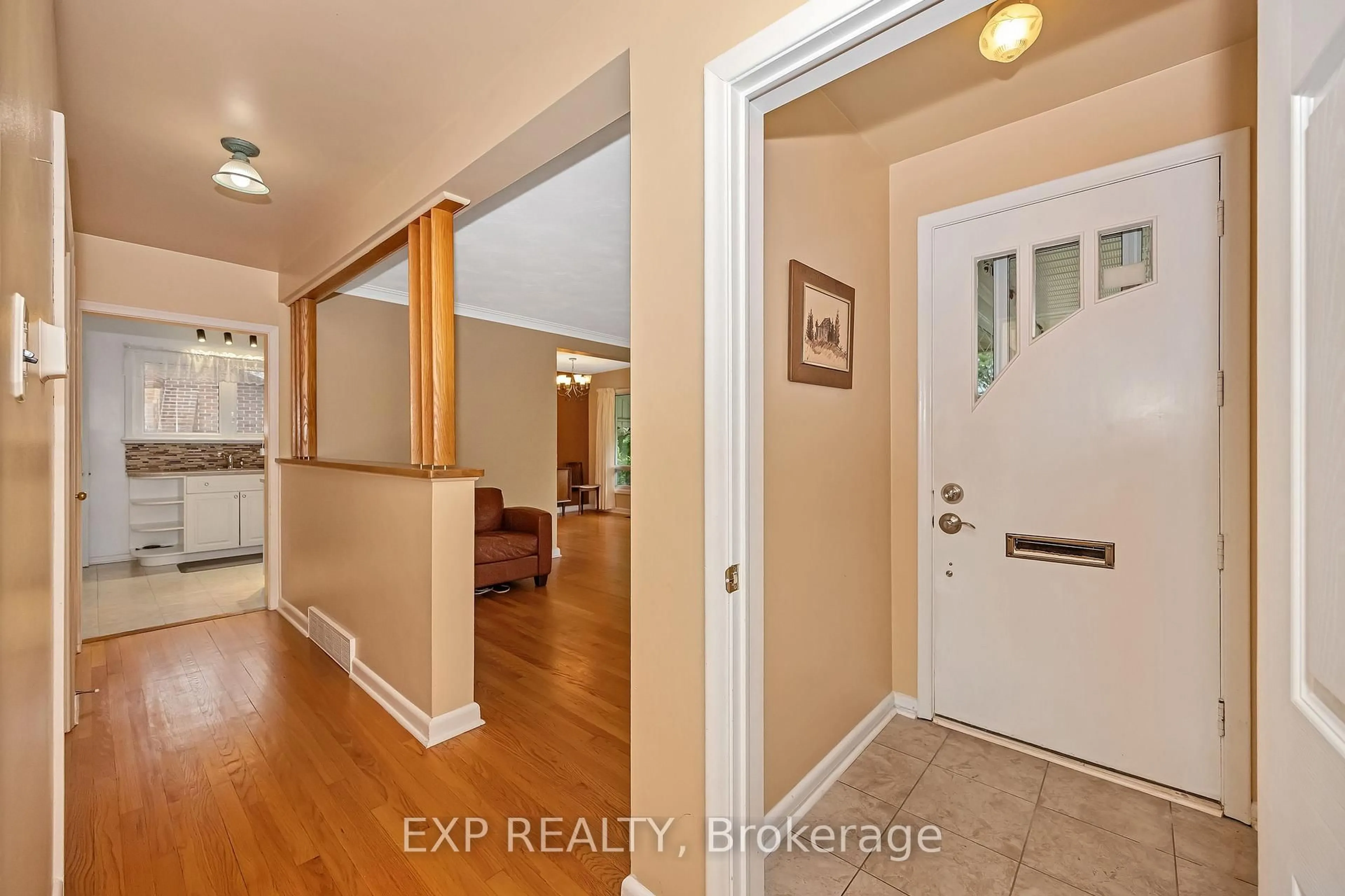 Indoor entryway for 1774 Gilbert Ave, Ottawa Ontario K2C 1A4