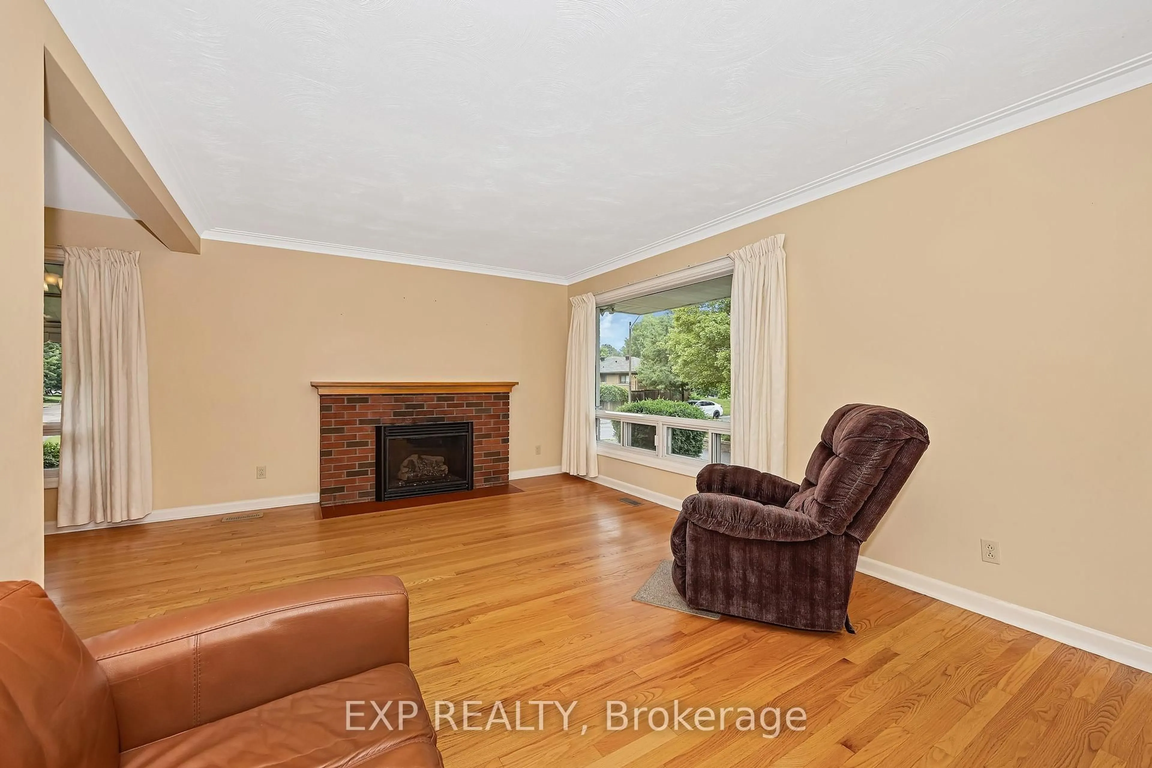 Living room with furniture, wood/laminate floor for 1774 Gilbert Ave, Ottawa Ontario K2C 1A4