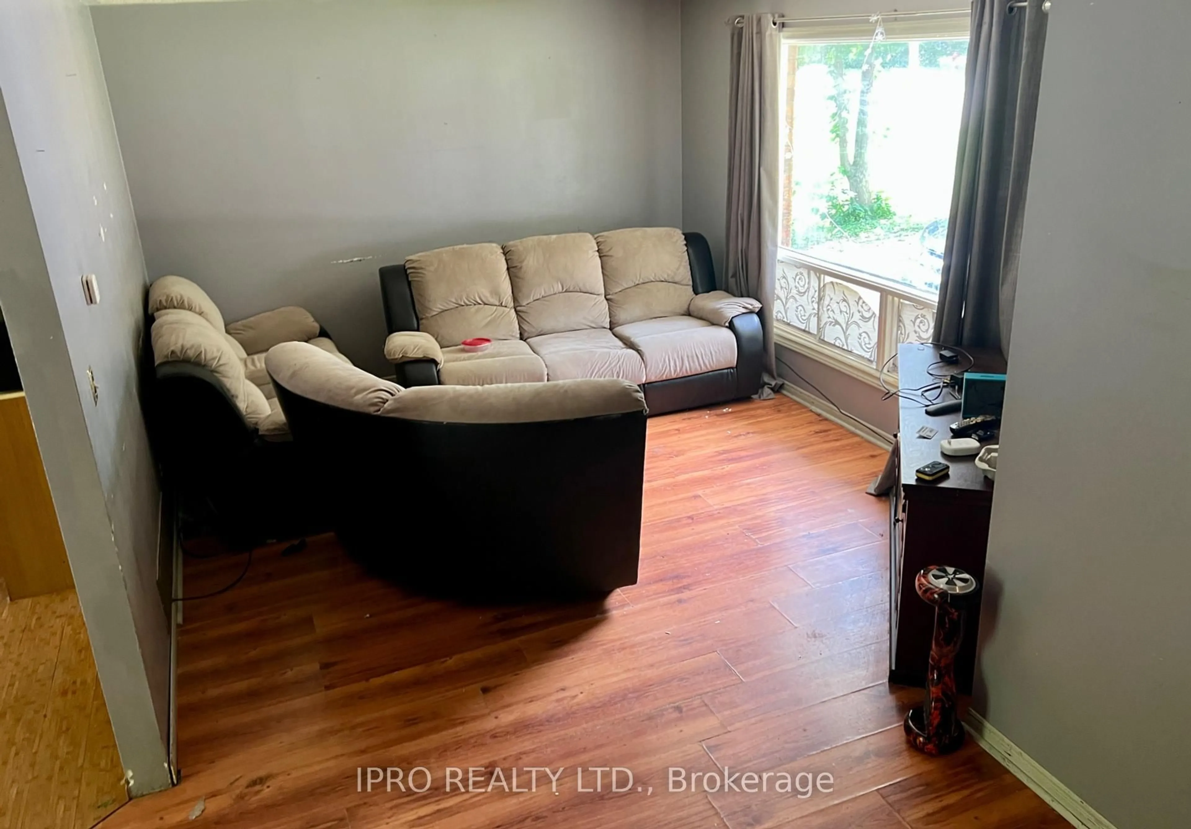 Living room with furniture, wood/laminate floor for 19 Centre St, Grey Highlands Ontario N0C 1L0