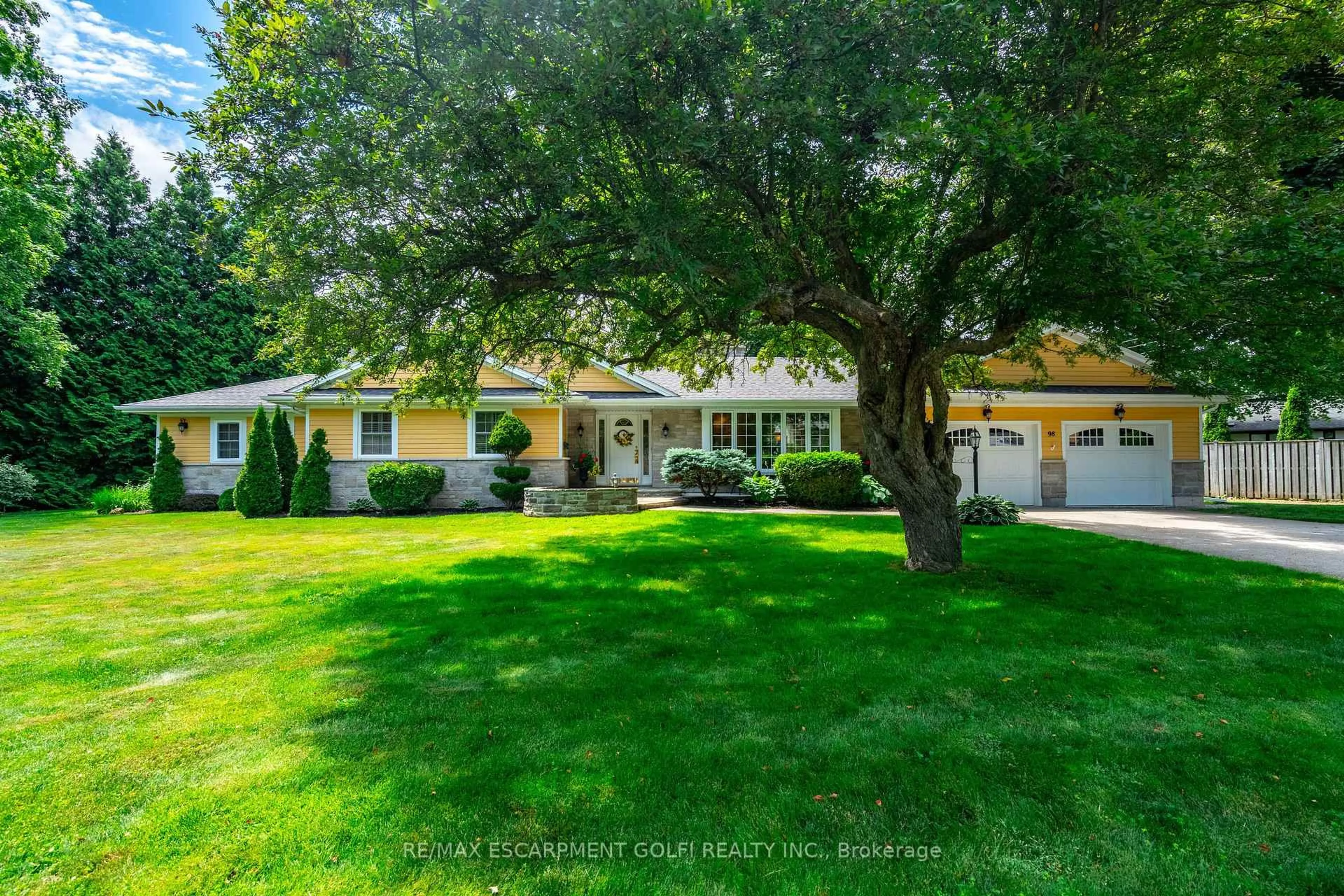 A pic from outside/outdoor area/front of a property/back of a property/a pic from drone, street for 98 Hadley Dr, Hamilton Ontario L9G 1H2