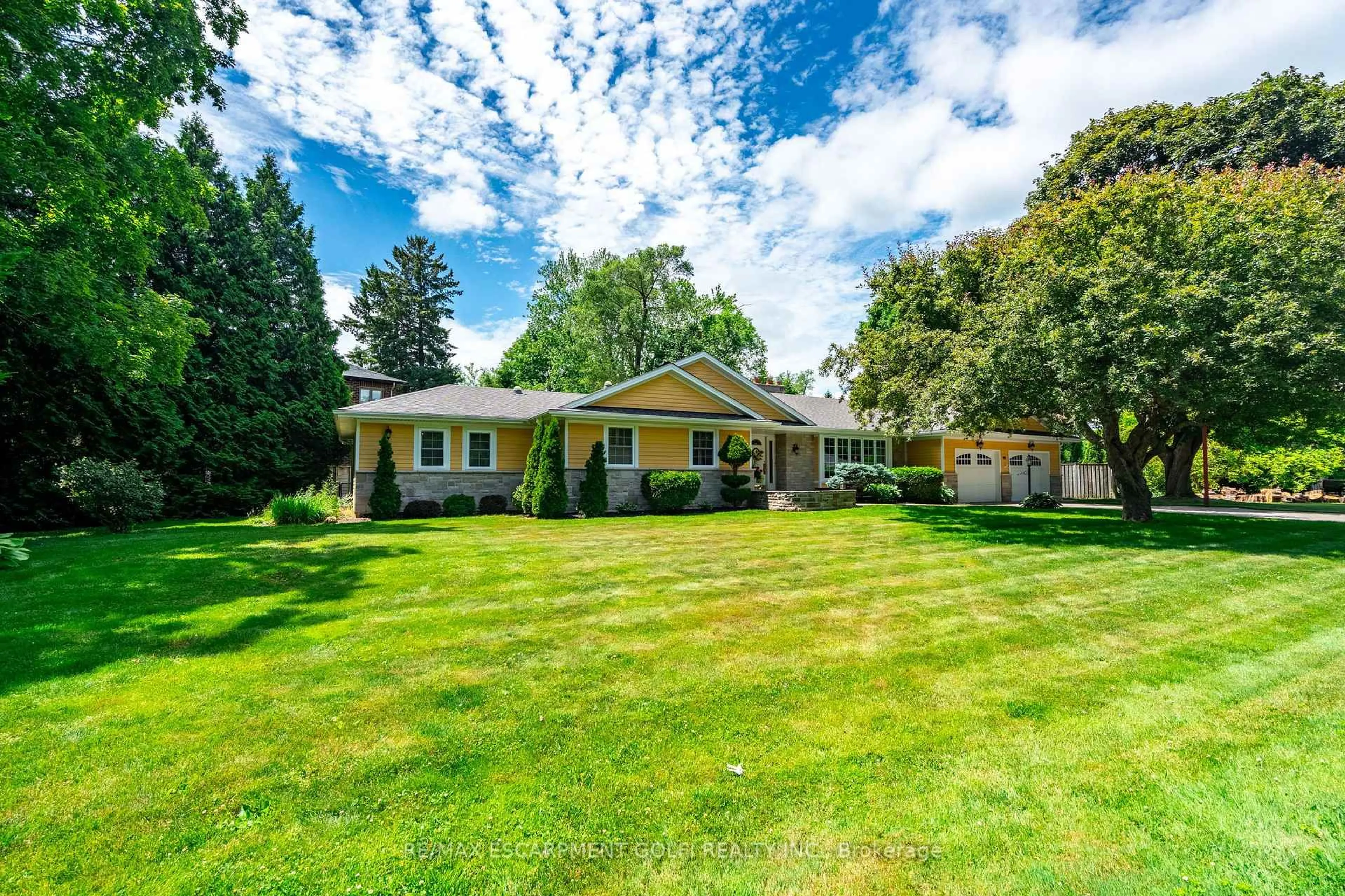 A pic from outside/outdoor area/front of a property/back of a property/a pic from drone, unknown for 98 Hadley Dr, Hamilton Ontario L9G 1H2