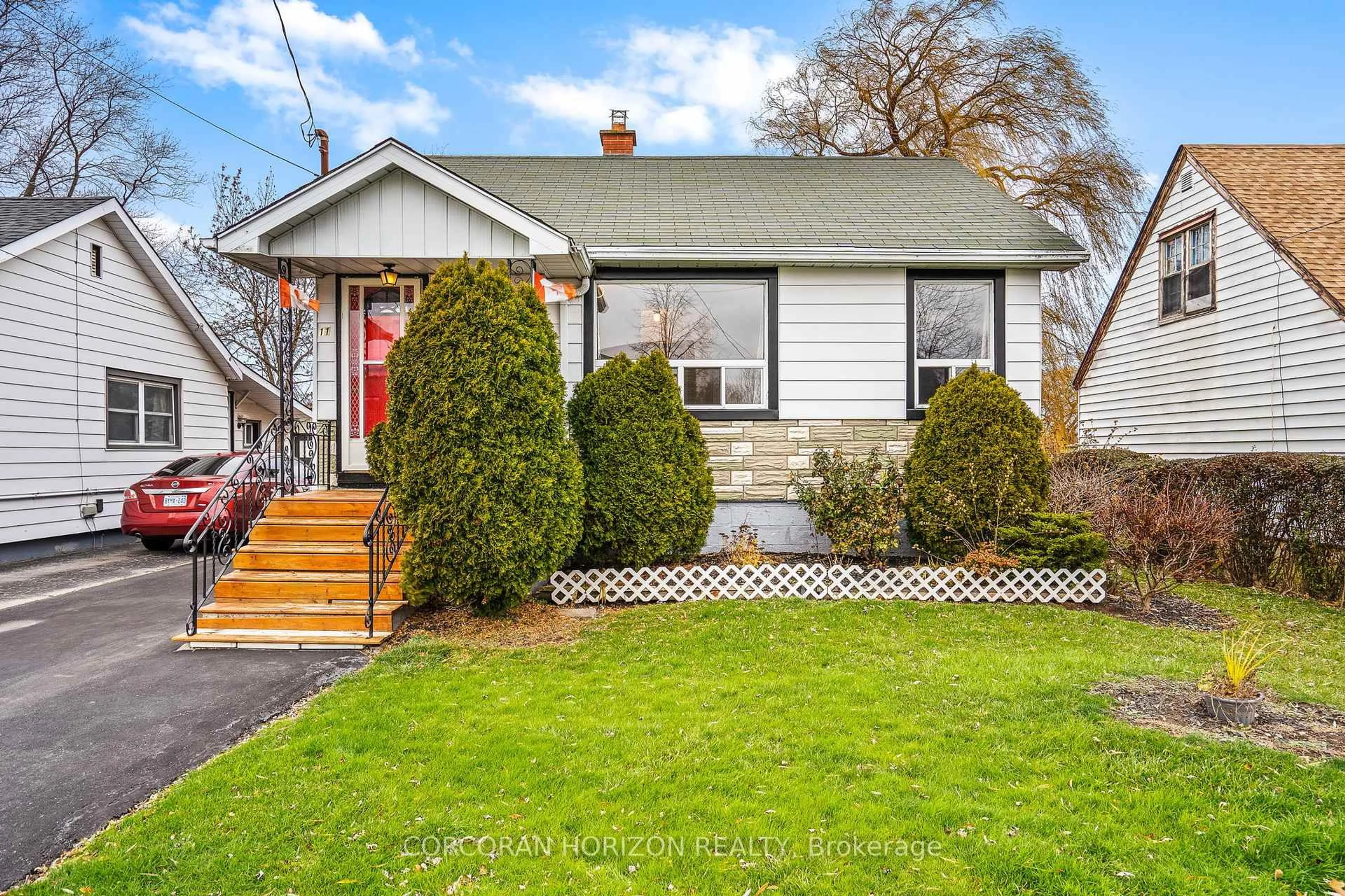 Home with vinyl exterior material, street for 11 BEVERLY St, St. Catharines Ontario L2P 2J9