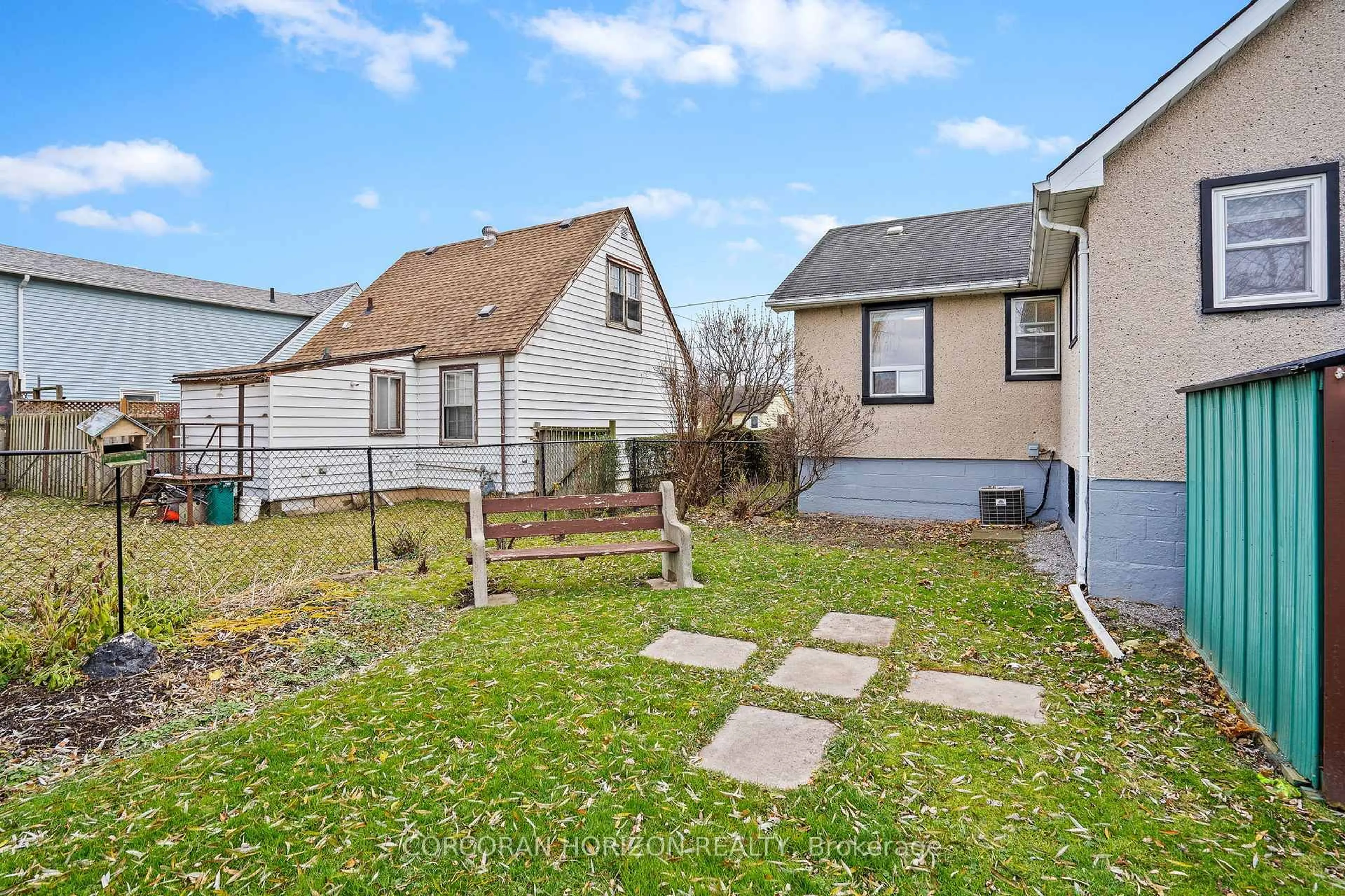 A pic from outside/outdoor area/front of a property/back of a property/a pic from drone, street for 11 BEVERLY St, St. Catharines Ontario L2P 2J9