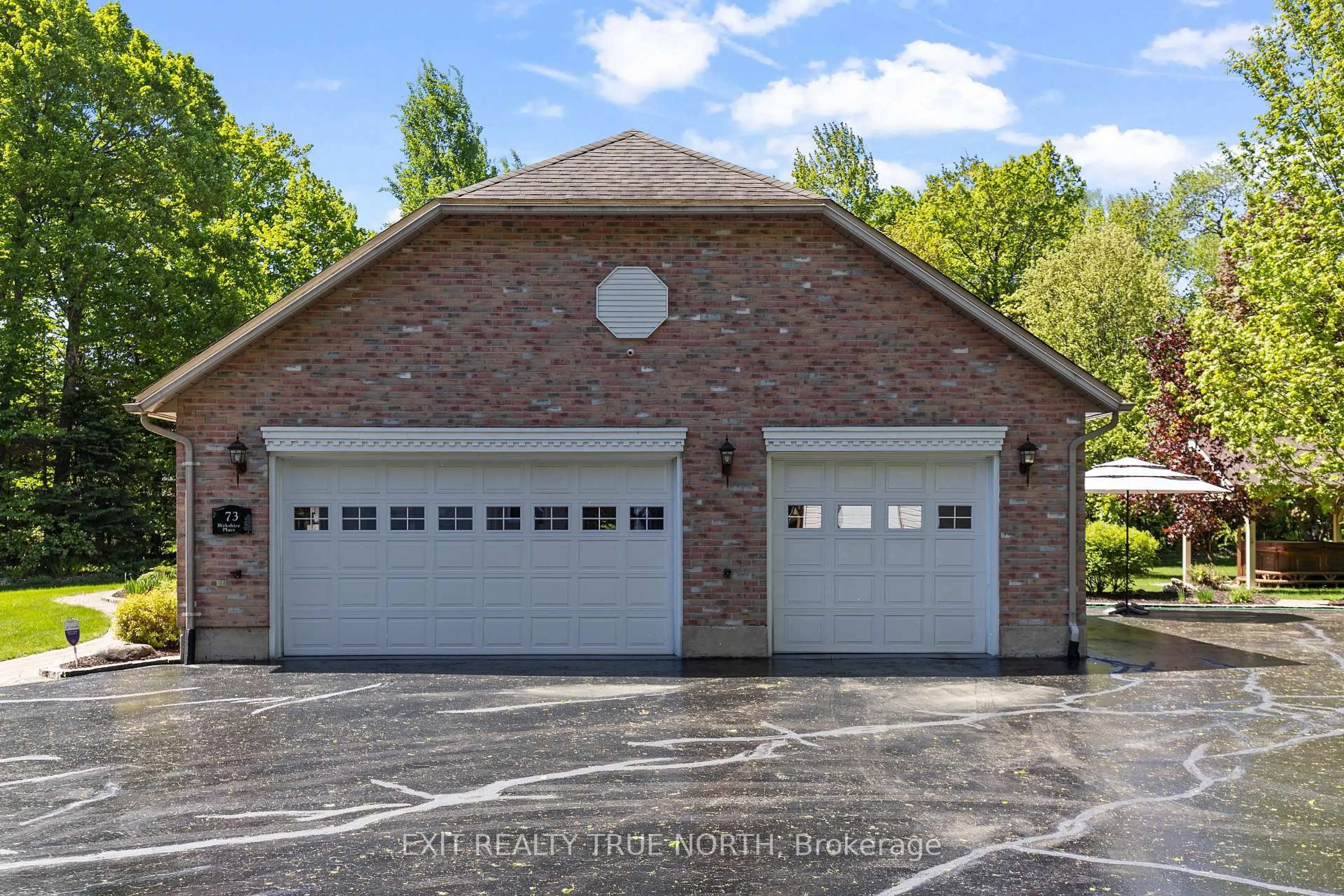 Indoor garage for 73 Birkshire Pl, Sault Ste Marie Ontario P6A 6J8