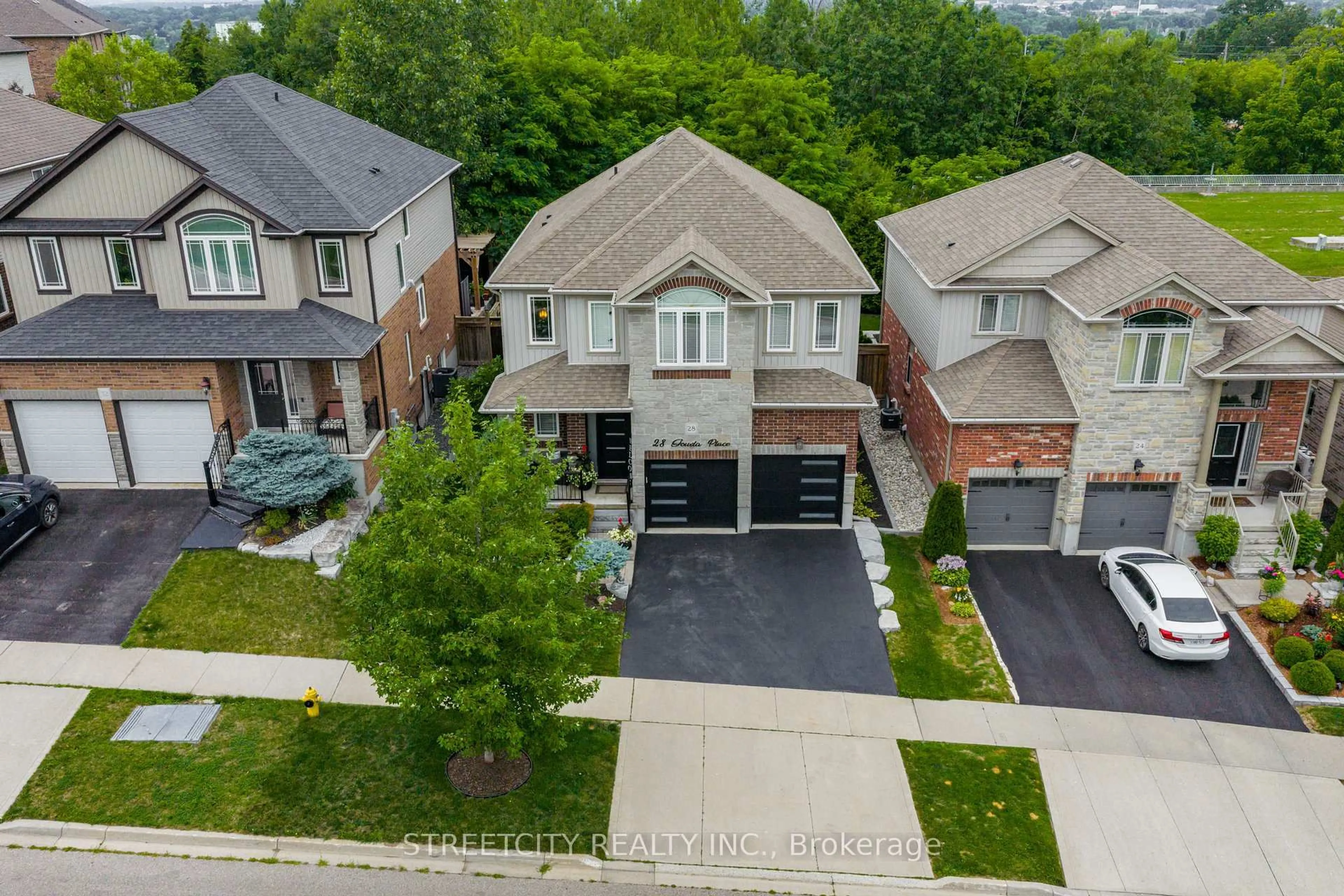 A pic from outside/outdoor area/front of a property/back of a property/a pic from drone, street for 28 Gouda Pl, Cambridge Ontario N1P 0B1