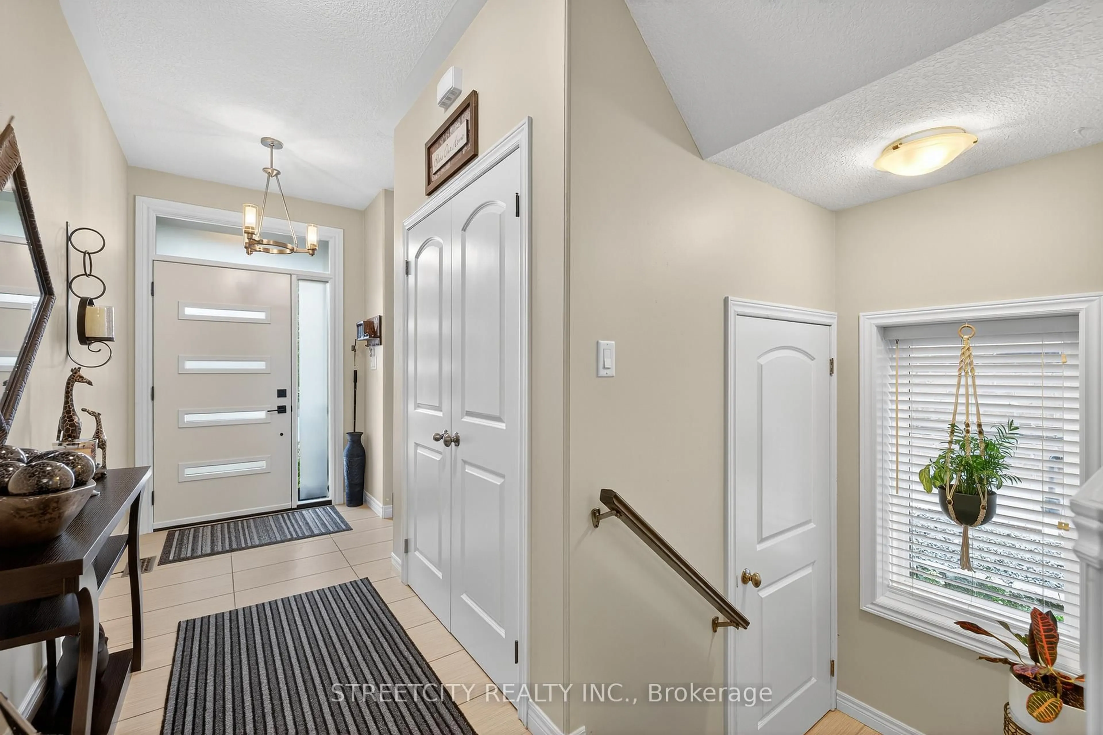 Indoor entryway for 28 Gouda Pl, Cambridge Ontario N1P 0B1