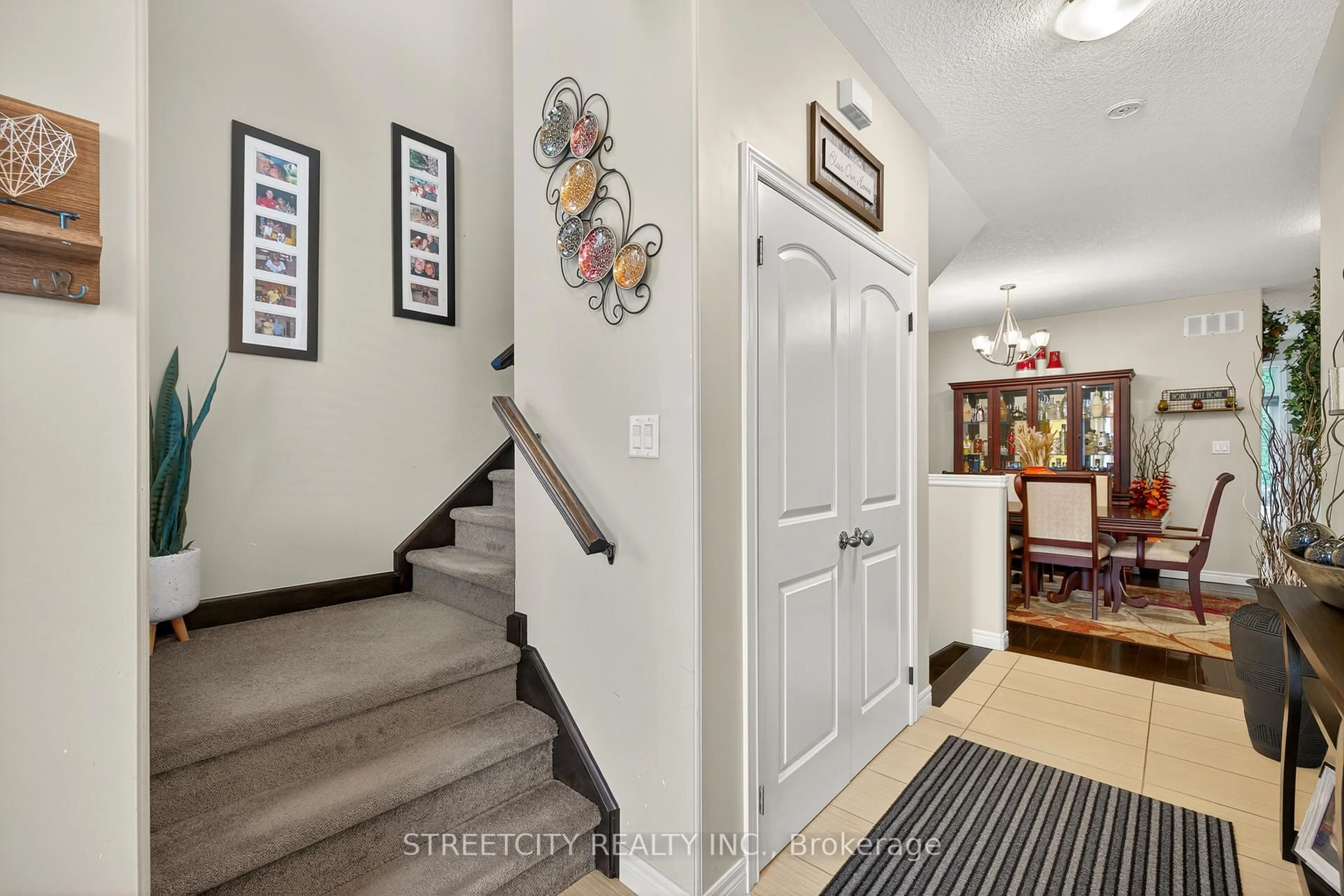 Indoor entryway for 28 Gouda Pl, Cambridge Ontario N1P 0B1