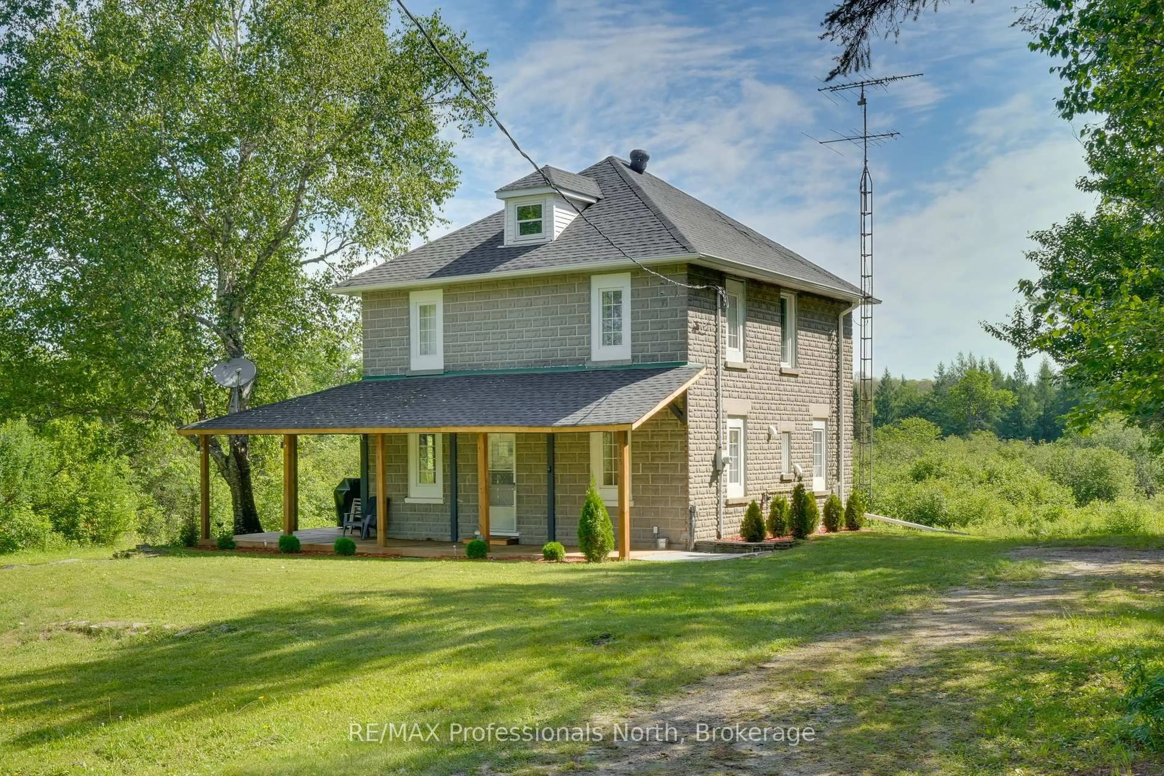 A pic from outside/outdoor area/front of a property/back of a property/a pic from drone, building for 905 Starratt Rd, Ryerson Ontario P0A 1C0