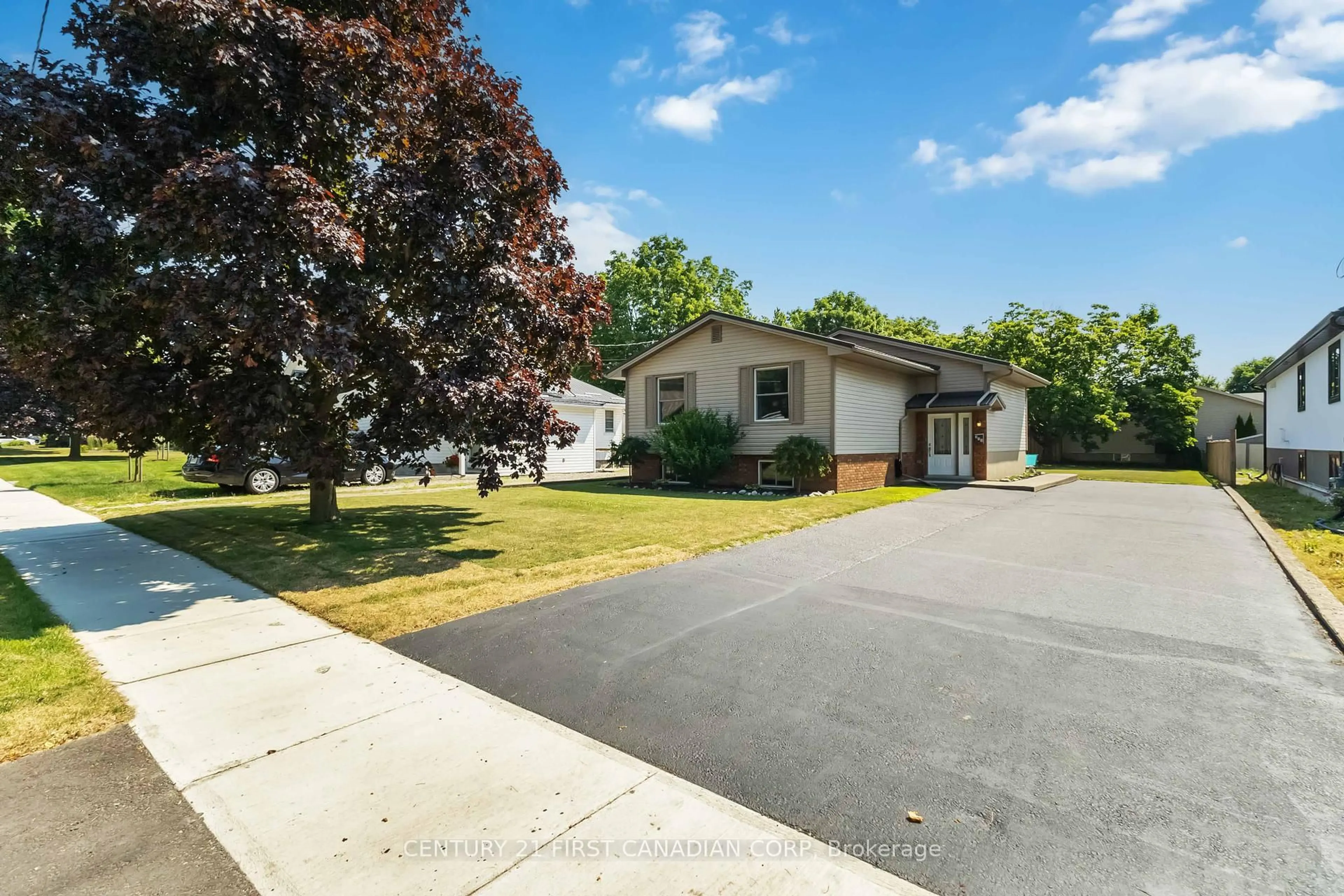 A pic from outside/outdoor area/front of a property/back of a property/a pic from drone, street for 311 John St, Aylmer Ontario N5H 2C9