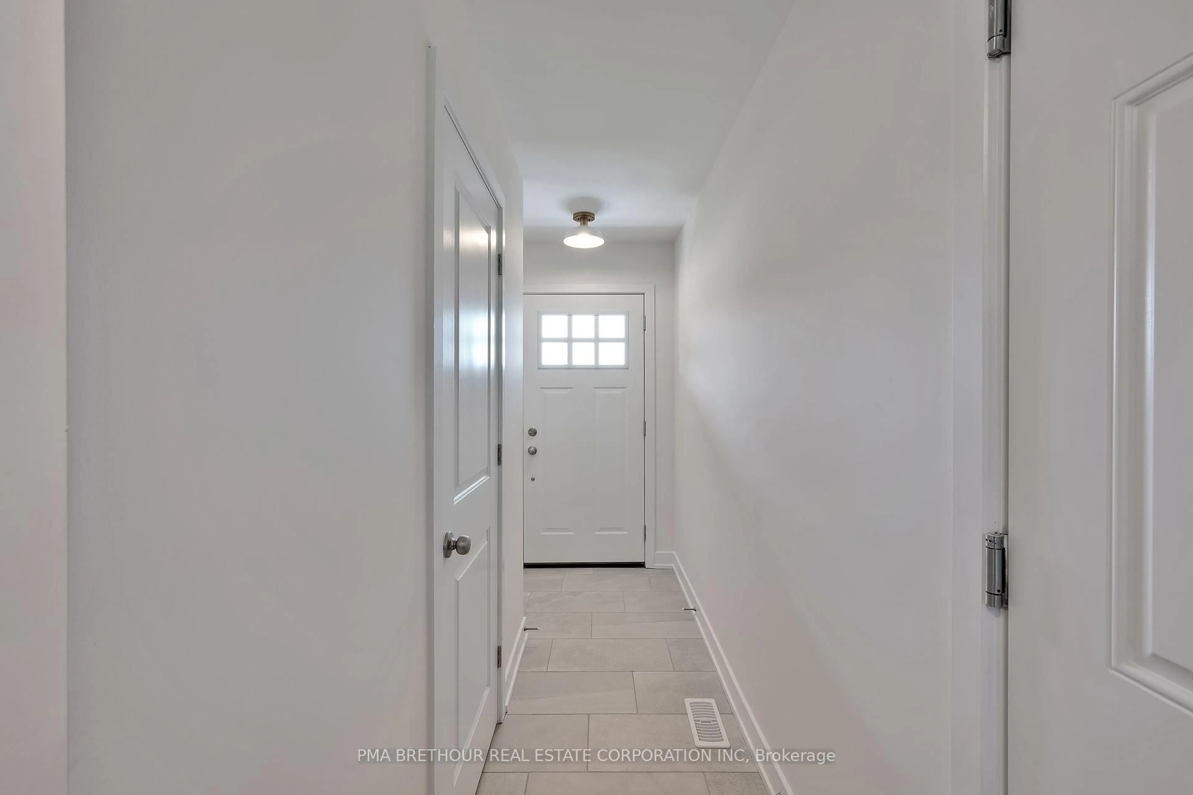 Indoor entryway for 99 Staples Blvd, Smiths Falls Ontario K7A 0B8