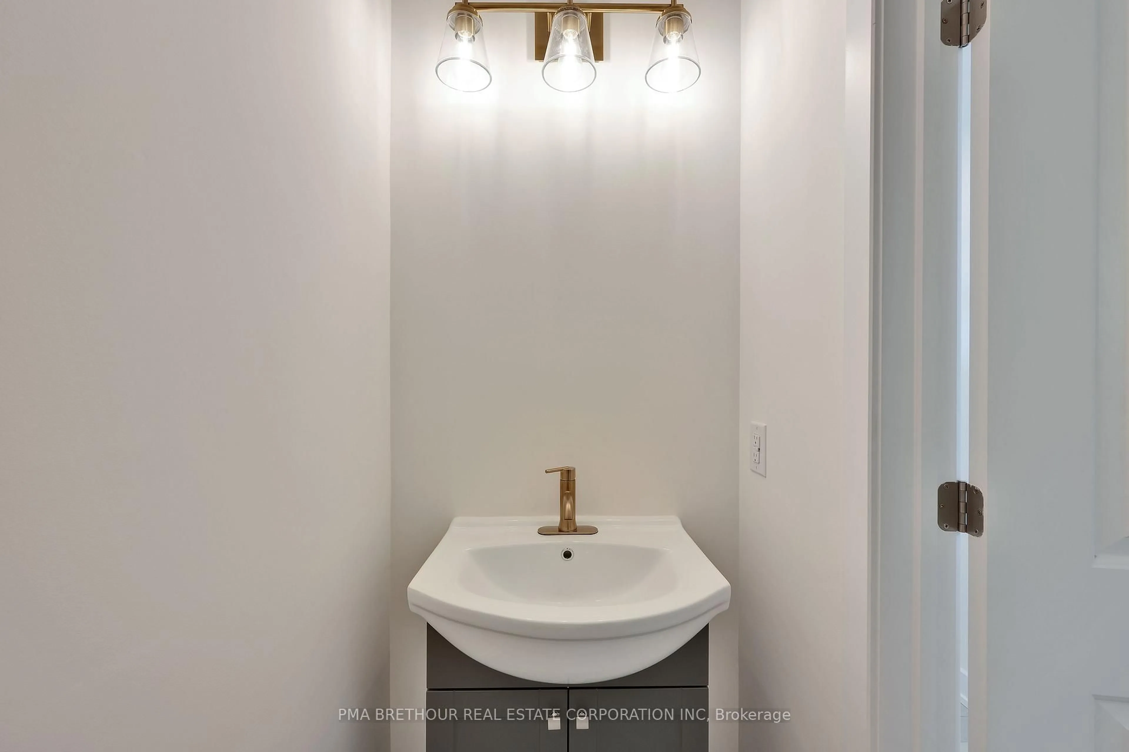 Standard bathroom, ceramic/tile floor for 99 Staples Blvd, Smiths Falls Ontario K7A 0B8