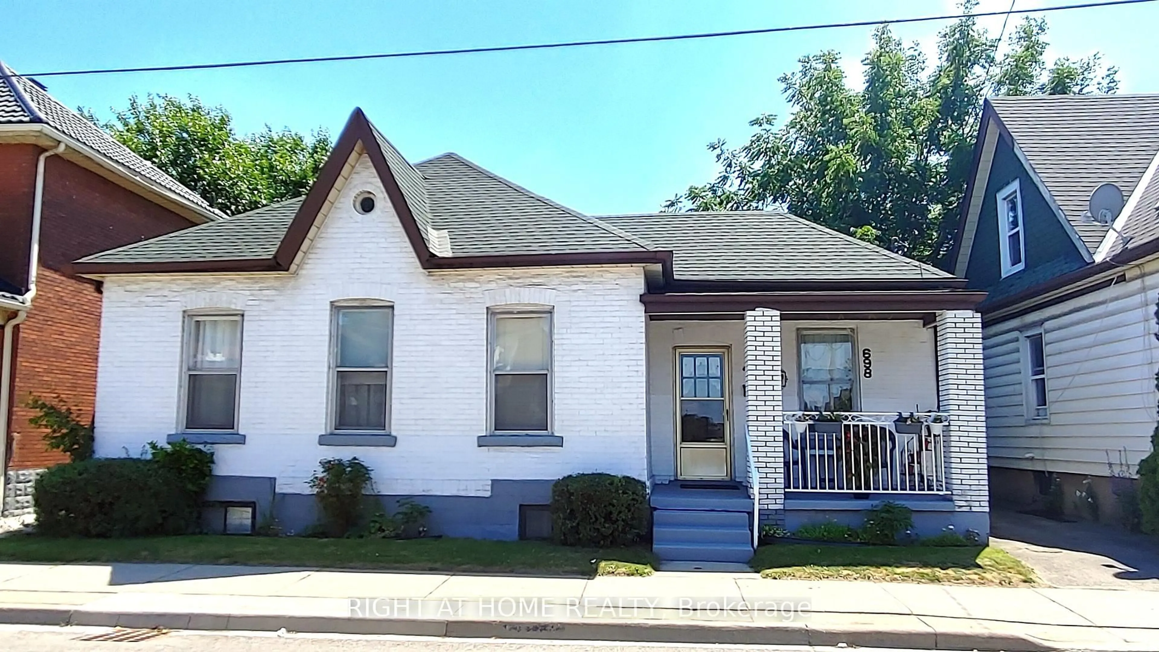Home with brick exterior material, street for 698 Cannon St, Hamilton Ontario L8L 2G7